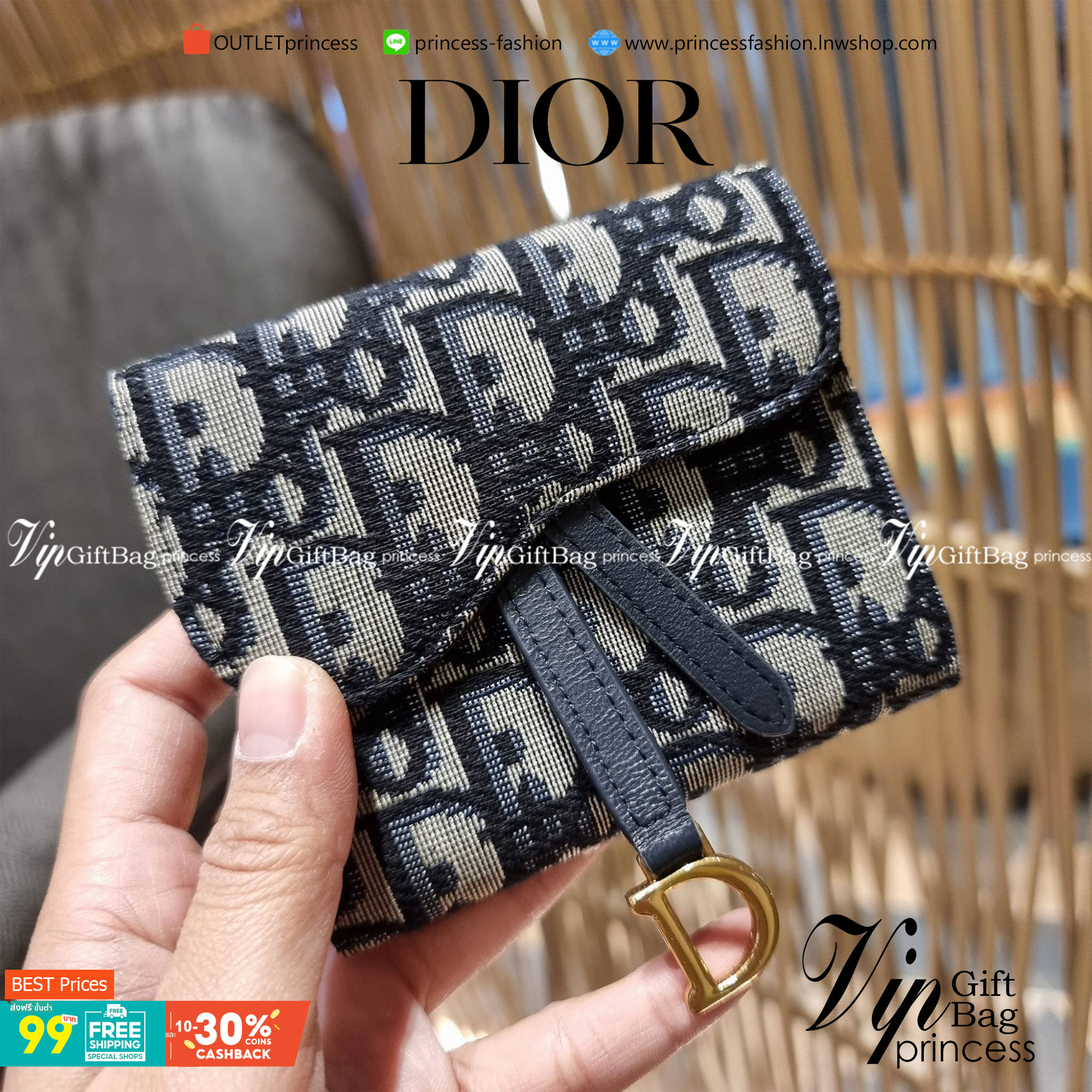 VIP 】CD MULTI WALLET WITH GWP กระเป๋าสตางค์ขนาดเหมาะมือ กะทัดรัดไม่กินพื้นที่ พรีเมี่ยมกิ๊ฟจากเคาน์เตอร์ ดีไซน์แบบพับ ใช้งานง่าย สวยน่ารักน่าใช้ตรงโลโก้ห้อย วัสดุผ้าแคนวาสปักลาย สลับหนังแท้ภายใน ภายในมีช่องใส่บัตร ใส่ธนบัตรได้ สะดวกใช้มากๆ มาพร้อม box set