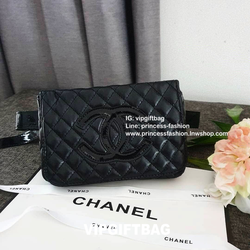 พรีเมี่ยมกิ๊ฟแท้ 100% 🎈กระเป๋า Chanel Quilted Belt Bag (โลโก้ดำ) กระเป๋า Chanel รุ่นนี้สามารถคาดอกหรือคาดเอวได้หมดค่า เปิดปิดด้วยฝาปิดกระดุมแม่เหล็ก ภายในโล่ง ซับในลายเเบรนด์ สามารถใส่ Iphone เครื่องสำอางค์ กระเป๋าสตางค์ ใส่ได้ค่ะ