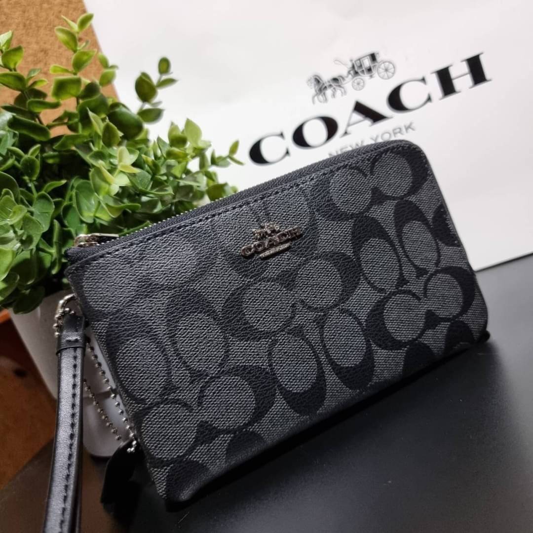 COACH F87591 DOUBLE CORNER ZIP WALLET IN SIGNATURE COATED CANVAS คล้องมือรุ่น 2 ซิป!! มาแล้วจ้า 🌟🤗 ไซส์นี้คือเหมาะมือจริงๆ พกง่ายเช่นเคย ไม่ต้องกังวลว่าจะเกะกะหรือกินพื้นที่กระเป๋าหลัก วัสดุหนังแคนวาสเคลือบลาย มีช่องหลักแยก 2 ช่อง ภายในบุผ