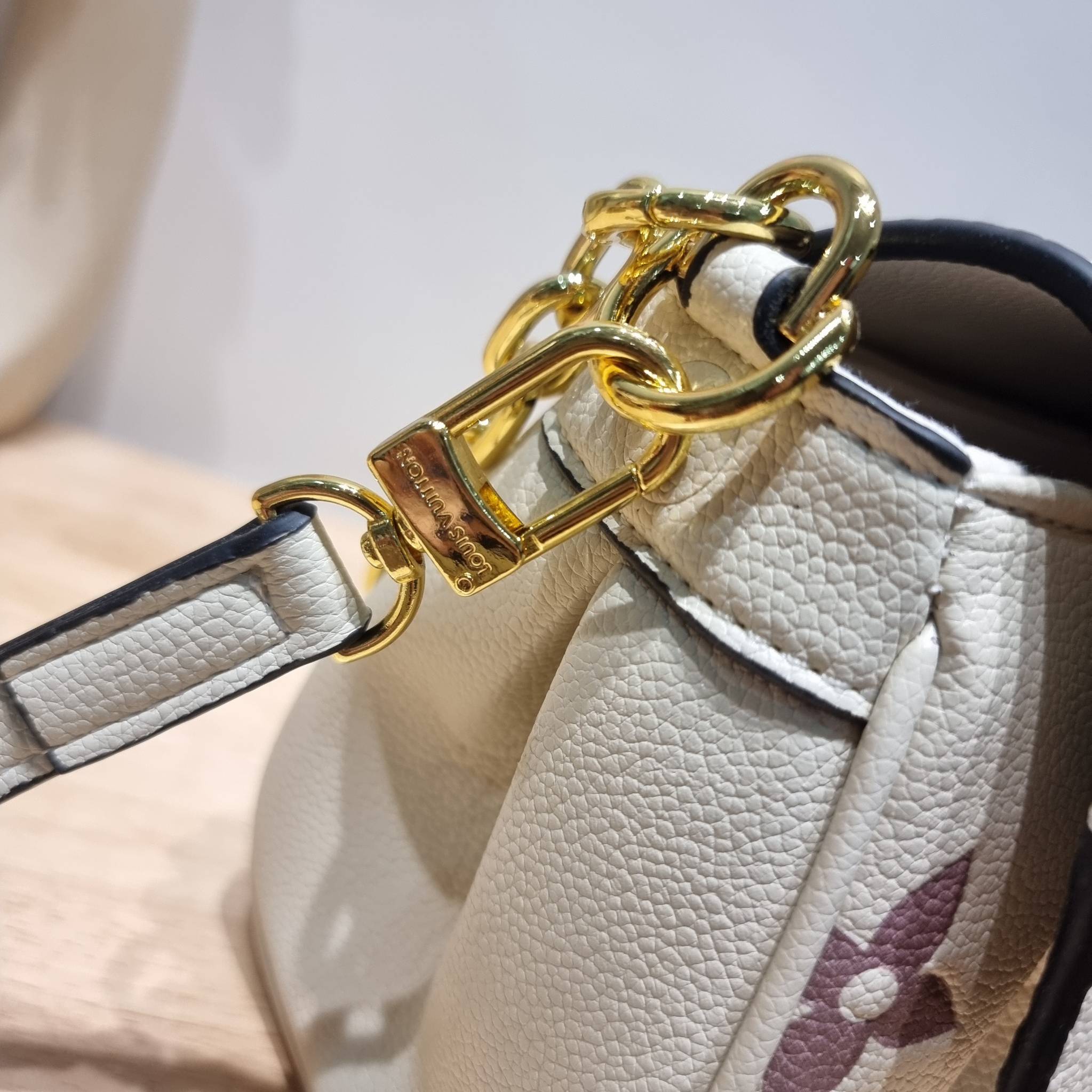 LV Favorite Bicolor Monogram Empreinte Leather - Handbags / LV FAVORITE BAG กระเป๋าสะพายคอลใหม่ล่าสุด สวยหรู ดูแพง ดีไซน์รูปทรงออกมาให้ใช้งานได้ง่าย