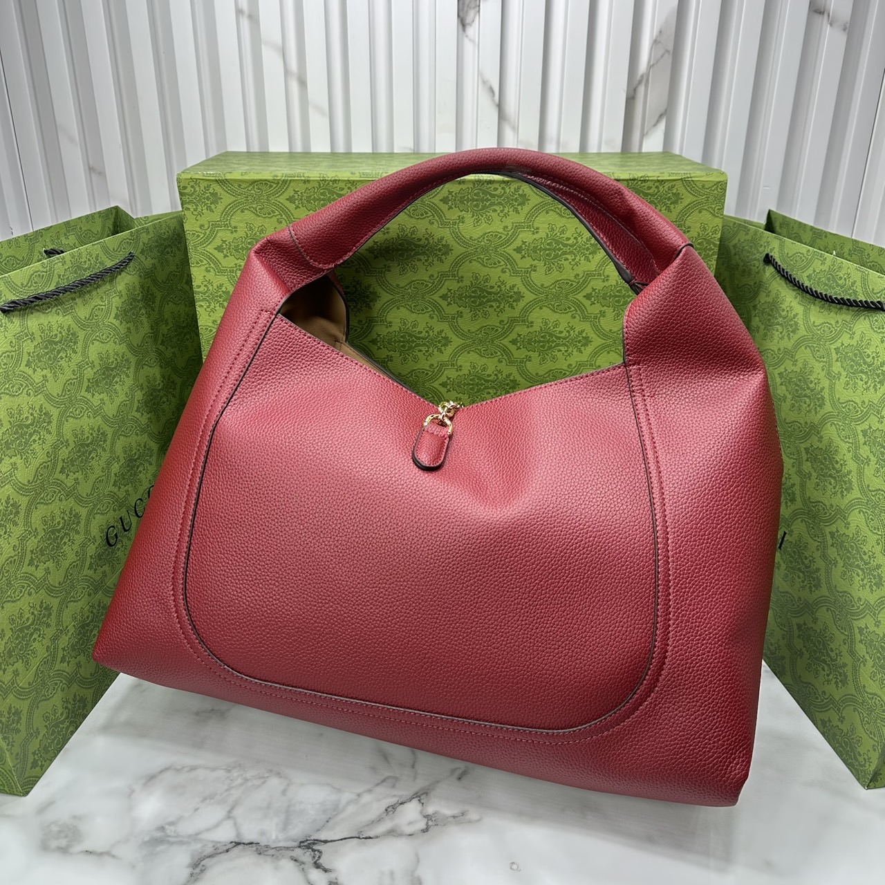 Gucci Softbit maxi shoulder bag โฉมใหม่ล่าสุด กับกระเป๋าสะพายรูปทรงใหม่เรียบหรูด้วยหนังลายเกรน ใบใหญ่จุใจพร้อมใบลูกเข้าเซ็ท ตกแต่งอะไหล่ Horsebit ครึ่งรูปขนาดใหญ่ด้านหน้าสวยหรูโดดเด่น สวยผู้ดี ดารา เซเลปใช้กันเพียบ