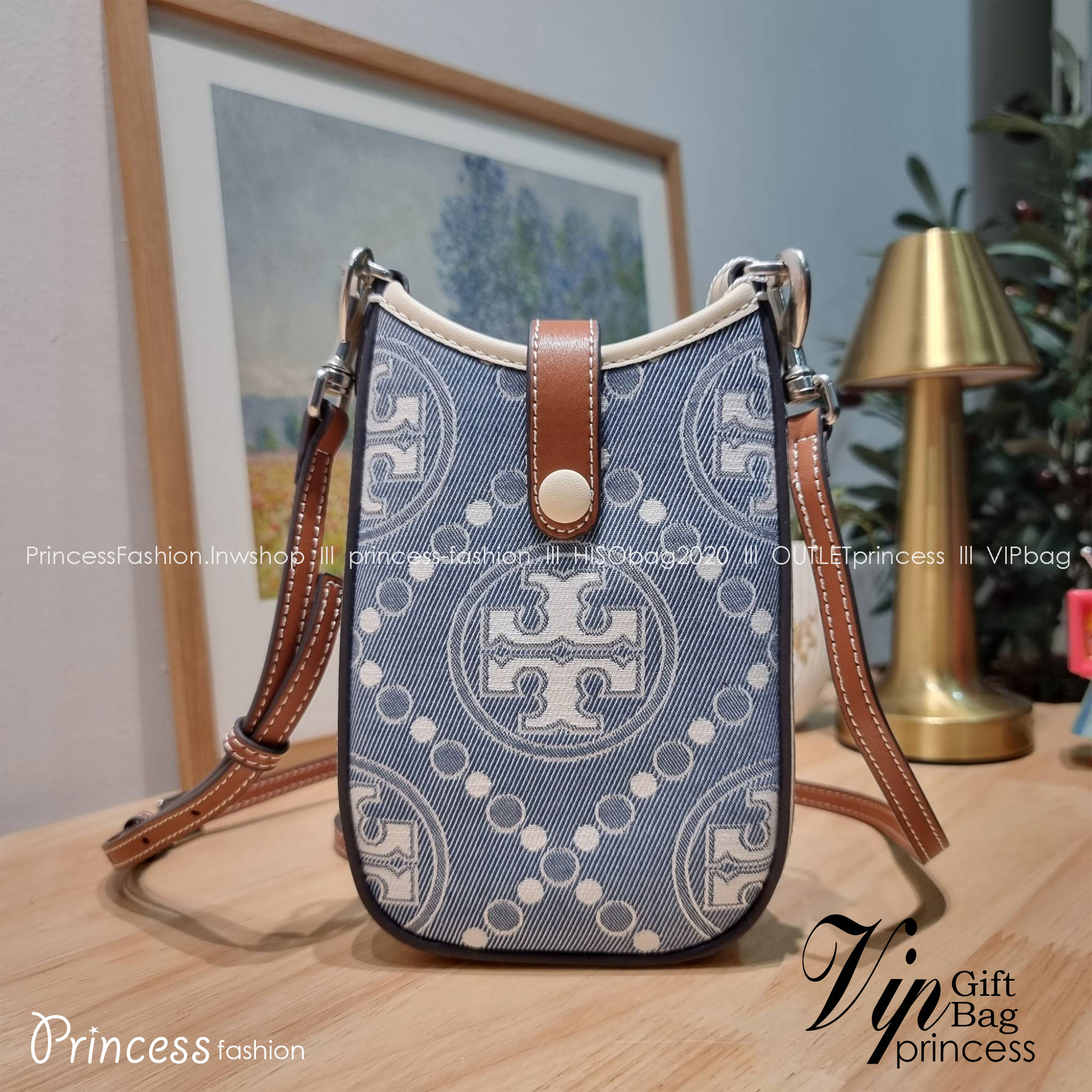 TORY BURCH T MONOGRAM DENIM PHONE CROSSBODY คอลเลคชั่นใหม่รับซัมเมอร์นี้ กับกระเป๋าสะพายข้างถนอมโทรศัพท์ ดีไซน์โทนสีฟ้า สวยคม วัสดุผ้าเดนิมตัดสลับหนัง