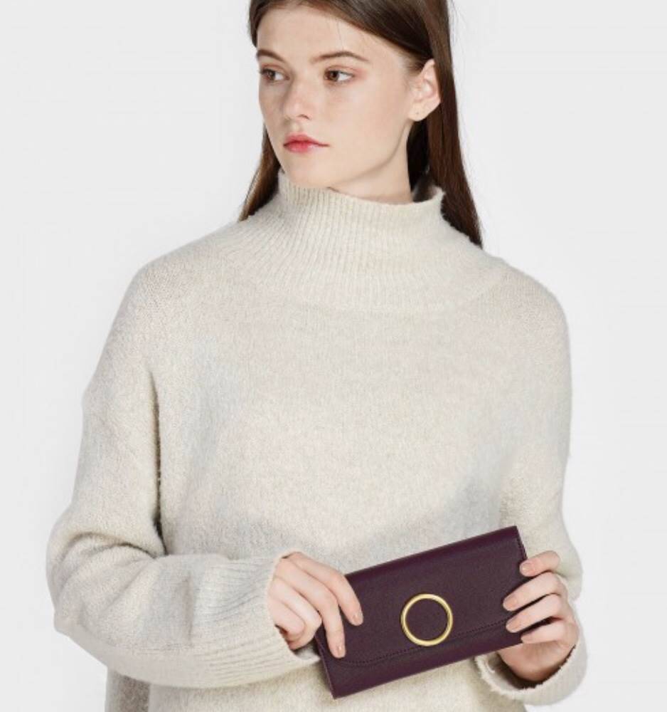 CHARLES & KEITH CIRCULAR DETAIL WALLET กระเป๋าสตางค์ทรงยาว วัสดุหนังpuที่มีทั้งแบบหนังเรียบและหนังลายคาร์เวียร์ เปิดปิดด้วยกระดุมแม่เหล็ก ภายในแยกเป็นช่องใส่บัตร,ธนบัตรและช่องซิปใส่เหรียญ ด้านหลังมีช่องใส่ของอีก1ช่อง ด้านหน้าดีไซน์เรียบง่ายแต่ดูหรู คอลเลค