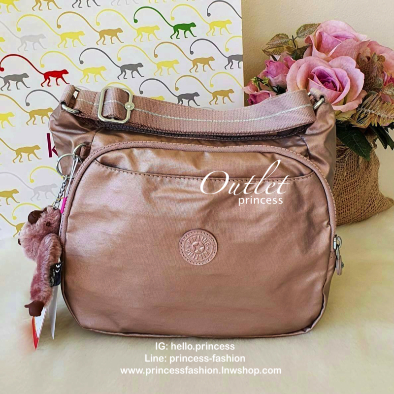 KIPLING CAI (K12587) กระเป๋าสะพายสีชมพูสดใส มาพร้อมกับพวงกุญแจลิงสีกุหลาบเข้ากับสีกระเป๋าสวยน่าใช้มากๆค่ะ ตัวกระเป๋าเปิดปิดด้วยซิปเป็นหลัก มีหลายช่องซิปแบ่งใส่ของได้เป็นสัดส่วน ภายในโล่งกว้าง สามารถใส่กระเป๋าสตางค์ใบยาวและมือถือได้ทุกรุ่น สายสะพายปรับสั้น