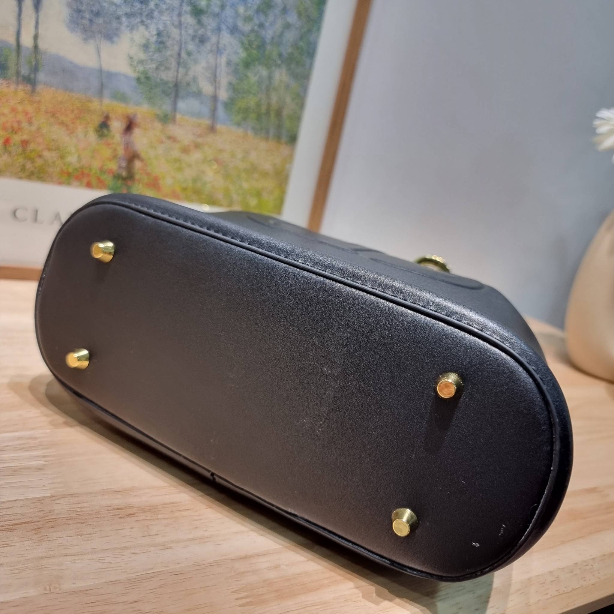 CD MEDIUM C'EST BAG 25cm / Dior bucket bag พร้อมส่ง กระเป๋าสะพายสุดคลาสสิค ดีไซน์หรู มีดีเทลสวยไม่ซ้ำใคร อะไหล่ออกแบบมาเป็นตัวซีดี