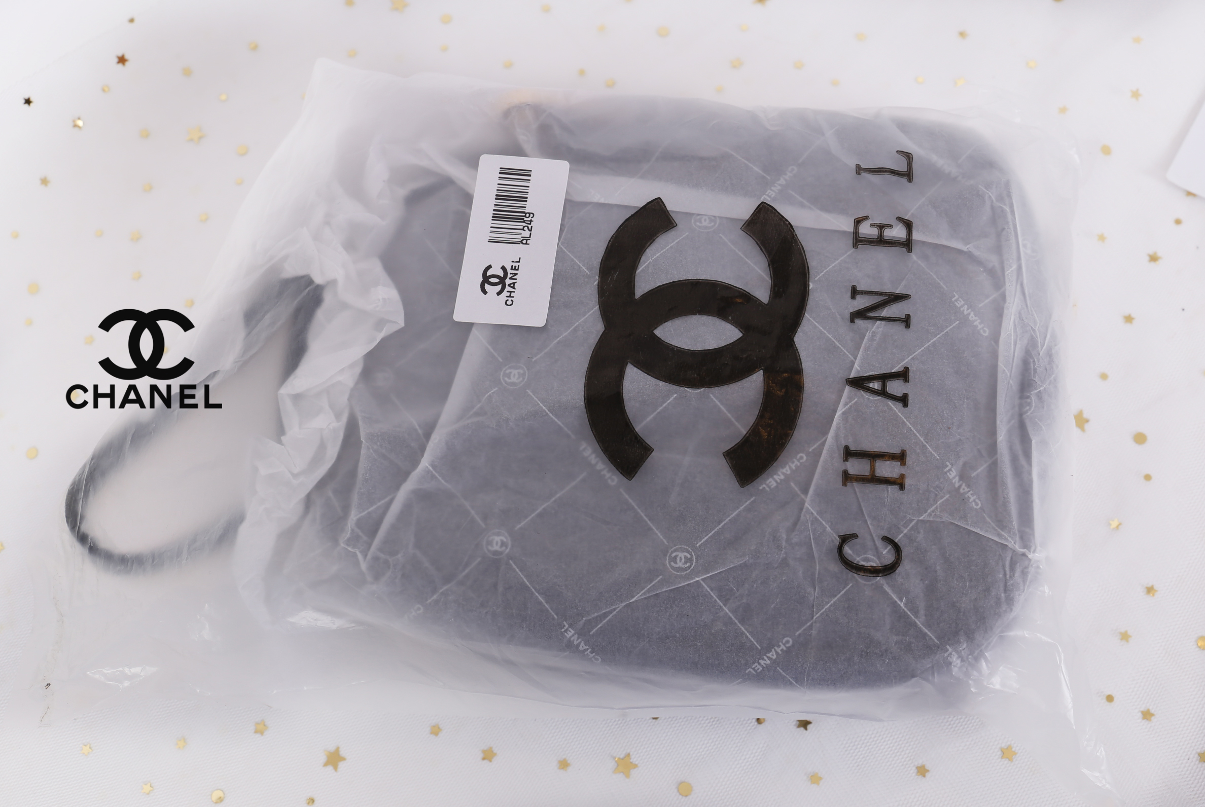 CHANEL Chanel Triple crossbody with two zip กระเป๋าสะพายใช้งานได้ทั้งแบบถือ และสะพาย crossbody หนังลายคาเวียร์