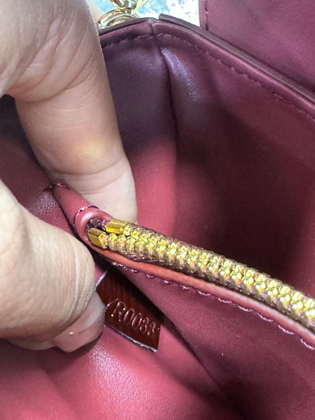 ORI หนังแท้ | LV Twist West Bag กระเป๋าสะพายหนัง Epi ลายเกรน สุดคลาสสิกมาดีไซน์ใหม่ในรูปทรงยาวเผยลุคมีระดับเหนือกาลเวลา ความหรูหราเข้ากับสตรีตสไตล์