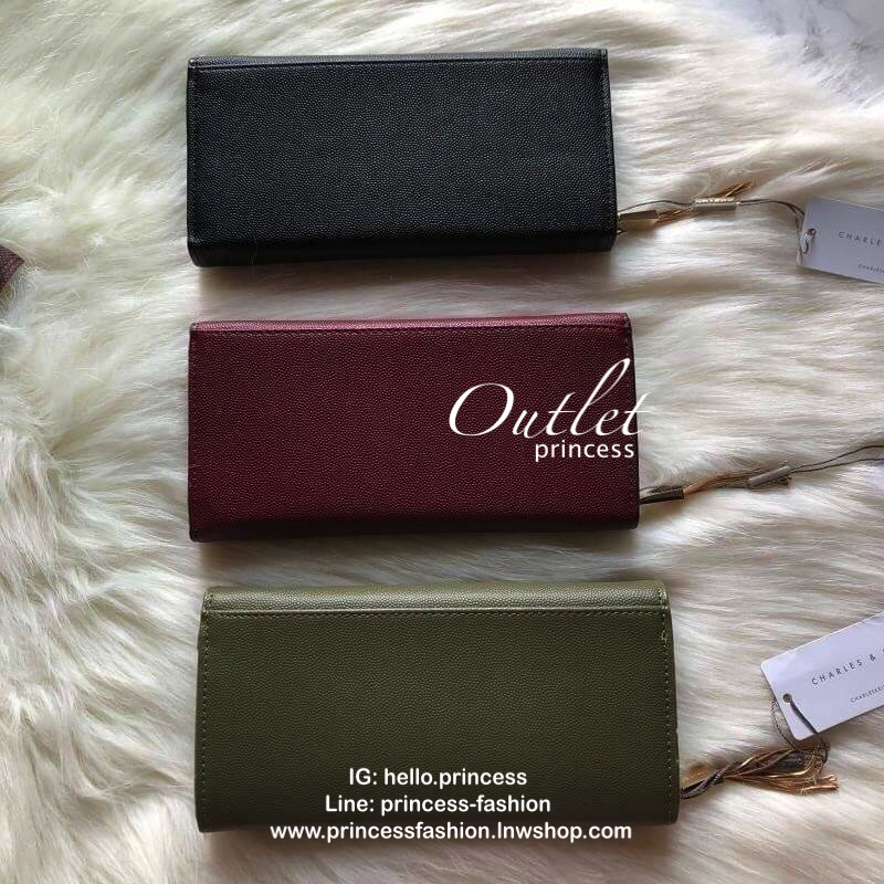 CHARLES & KEITH LONG WALLET กระเป๋าสตางค์ใบยาวแบบ 2 พับ หนังคาเวียร์ อะไหล่สีทอง และพู่สวยหรูมากค่ะด้านหน้าปั้มโลโก้แบรนด์ เปิดปิดด้วยฝาปิด ภายในมี1ช่องซิปแชะช่องเก็บบัตรหลายช่องใช้งานใส่ช่องใส่ธนบัตร แยกเป็นสัดส่วน ใบนี้สุดคุ้มเลยค่า