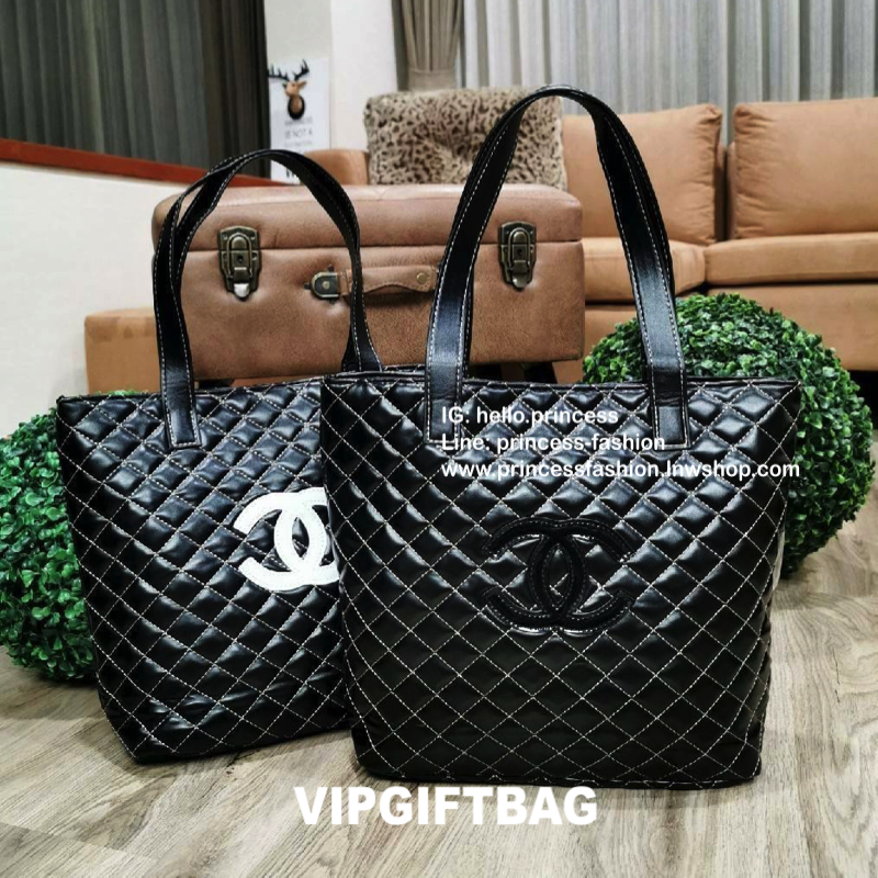 Chanel GWP Tote Bag กระเป๋าสะพายทรง Tote VIP Gift With Purchase (GWP) Limited Edition พรีเมี่ยมกิ้ฟของแท้รุ่นใหม่ล่าสุดจาก Chanel Cosmetic Counter วัสดุหนังนิ่มเรียบลายตารางอยู่ทรงสวยด้านหน้ามีโลโก้แบรนด์ ขนาดกำลังดี เปิดปิดด้วยกระดุมแม่เหล็ก ภายในโล่งกว้