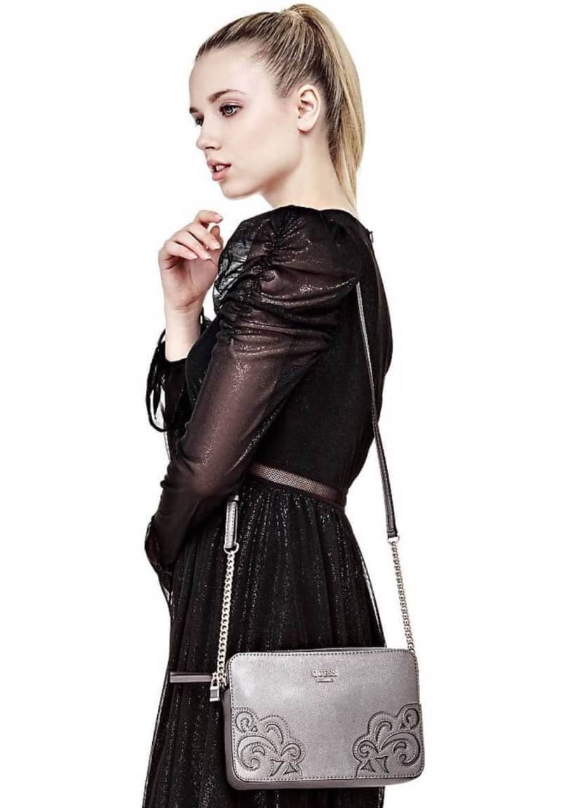 GUESS CROSSBODY/SHOULDER DEVYN BAG 2018 New arrival กระเป๋าสะพายไหล่หรือ crossbody วัสดุหนัง น้ำหนักเบา ด้านหน้างานปักหนังลายดอกไม้เพิ่มดีเทล เปิดปิด กระเป๋าด้วยซิปแบบหนัง+พร้อมลูกกุญห้อย ด้านในโล่ง และมี ช่องซิปหนึ่งช่อง พร้อมช่องใส่นามบัตร 2 ช่องค่ะ ผ้า