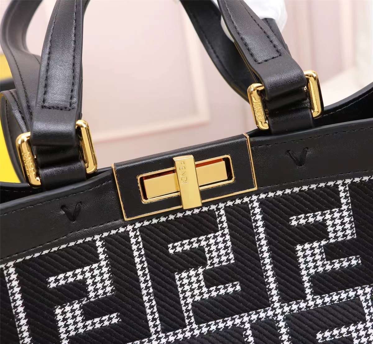 FENDI PEEKABOO X-TOTE BAG 40cm เกรดเทพออริจินอล FENDI MONOGRAM SHOPPING BAG สวยมงลงมากค่ะ กระเป๋าสะพายข้างได้ ถือได้ ใบใหญ่ลายโมโนแกรม FF สวยมากทรงนี้ใช้เป็น everyday bag ได้ จุใจใส่ของได้เยอะ ตัวกระเป๋าผลิตจากผ้าทออย่างดี อยู่ทรงสวย ภายในโล่ง สวยหรู ดูดี