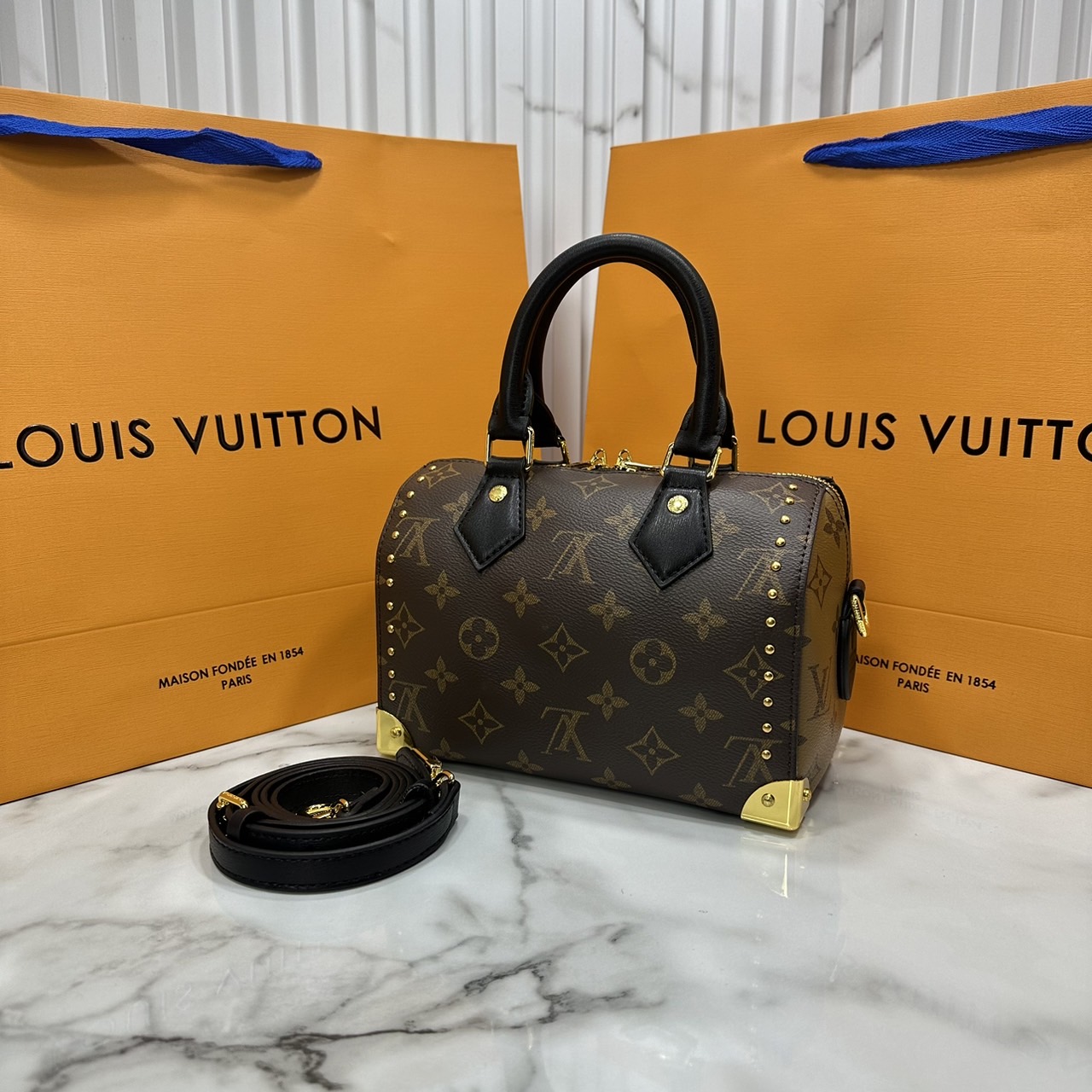 LV Petite Malle Souple Bag / LV Speedy Monogram Bag กระเป๋าสะพายทรงสปีดี้คลาสสิค สวยหรูจากดีเทลเก็บมุมด้วยหมุด เกรดออริ เทียบแท้ 1:1 ใช้งานต่างประเทศได้