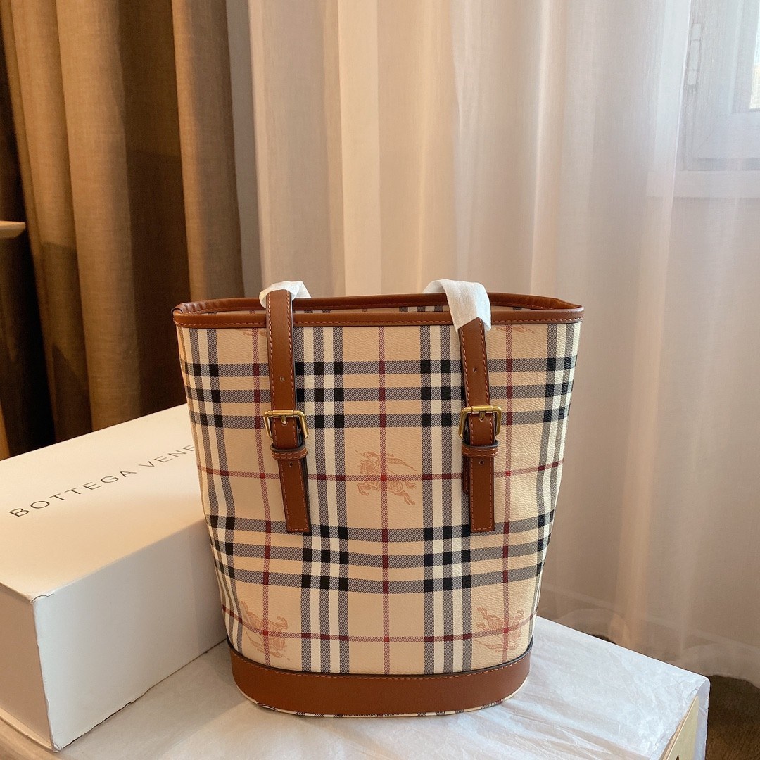 พรีเมี่ยมกิ๊ฟแท้ BURBERRY VINTAGE BAG VIP GIFT WITH PURCHASE (GWP) กระเป๋าสะพายไหล่ พรีเมี่ยมกิ๊ฟ Limited Edition จากBURBERRY วัสดุหนังPVC สวยหนังนิ่ม ตัดด้วยสายหนังสีน้ำตาลเข้ม