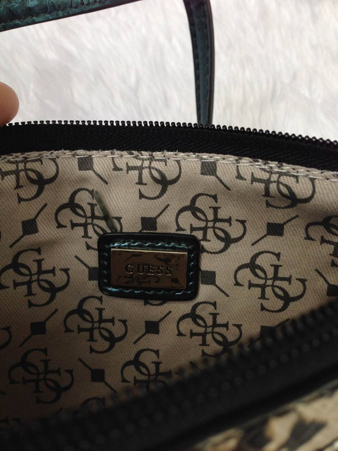 Guess clutch bag กระเป๋าคลัชถือ มาพร้อมสายสะพาย น้ำหนักเบา สีสันสวยงาม แต่งแคนวาสด้วยอักษรG สลับหนังลาย โลโก้โลหะสลักบนหนัง สามารถใส่ iPhone 8+ ได้ สวยหรู น่าใช้มากค่า