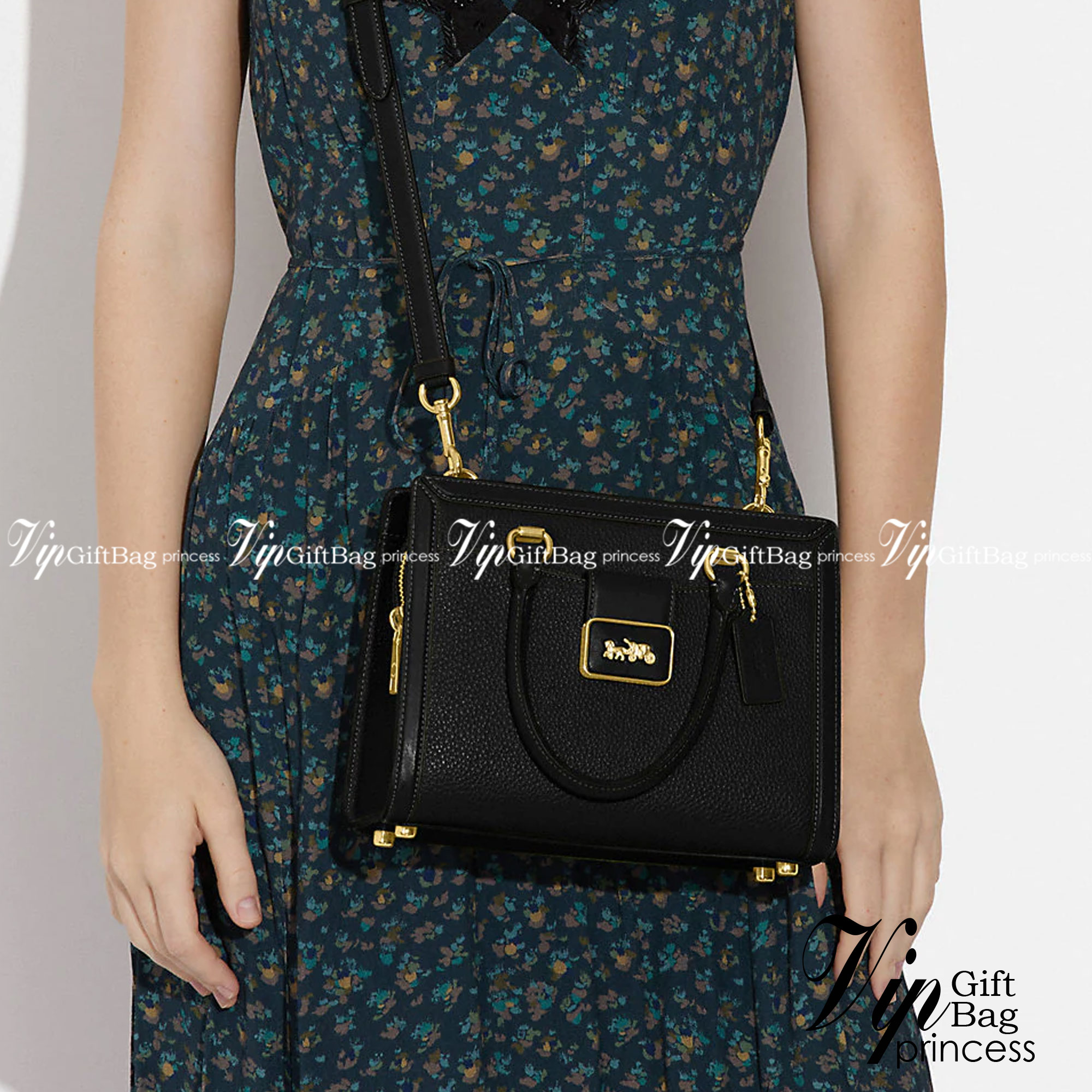 COACH GRACE CARRYALL BAG((cc141)) สวย หรู มาเลยจ้าา พร้อมส่ง! กระเป๋าหิ้ว//สะพายแบบครอสบอดี้ร์ หนังแท้ ทรงสวยหรู อัพลุคให้คุณผู้หญิงดูดีได้เลยทีเดียวค่ะ ด้านหน้าออกแบบเป็นช่องกระดุมแม่เหล็กพร้อมป้ายโละหะแบรนด์เด่นหรูค่ะ เปิด-ปิดกระเป๋าด้วยซิป ภายในใส่กระเ
