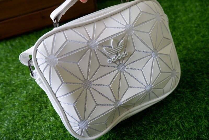 adidas mini airline bag *outlet* กระเป๋าสะพายข้างทรงสปอร์ต ด้านหน้าติดโลโก้แบรนด์ ดีไซน์ลาย 3D ด้านหลังเป็นหนังเรียบ มีช่องซิปสามารถใส่สิ่งของได้ รุ่นนี้เปิดปิดด้วยซิปคู่ ซิปปั๊มแบรนด์ทุกจุด ด้านในเป็นช่องกว้าง มีช่องซิป สายสะพายยาวสามารถปรับระดับได้ สาวก