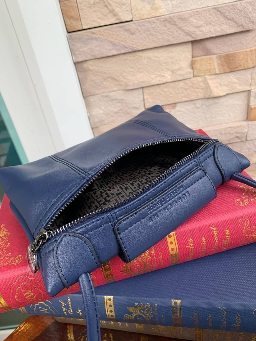 Longchamp Le Pliage Cuir Crossbody Bag อีกหนึ่งคอลเลคชั่น Le Pliage Cuir หนึ่งในตระกูลกระเป๋าสุดไอคอนิก