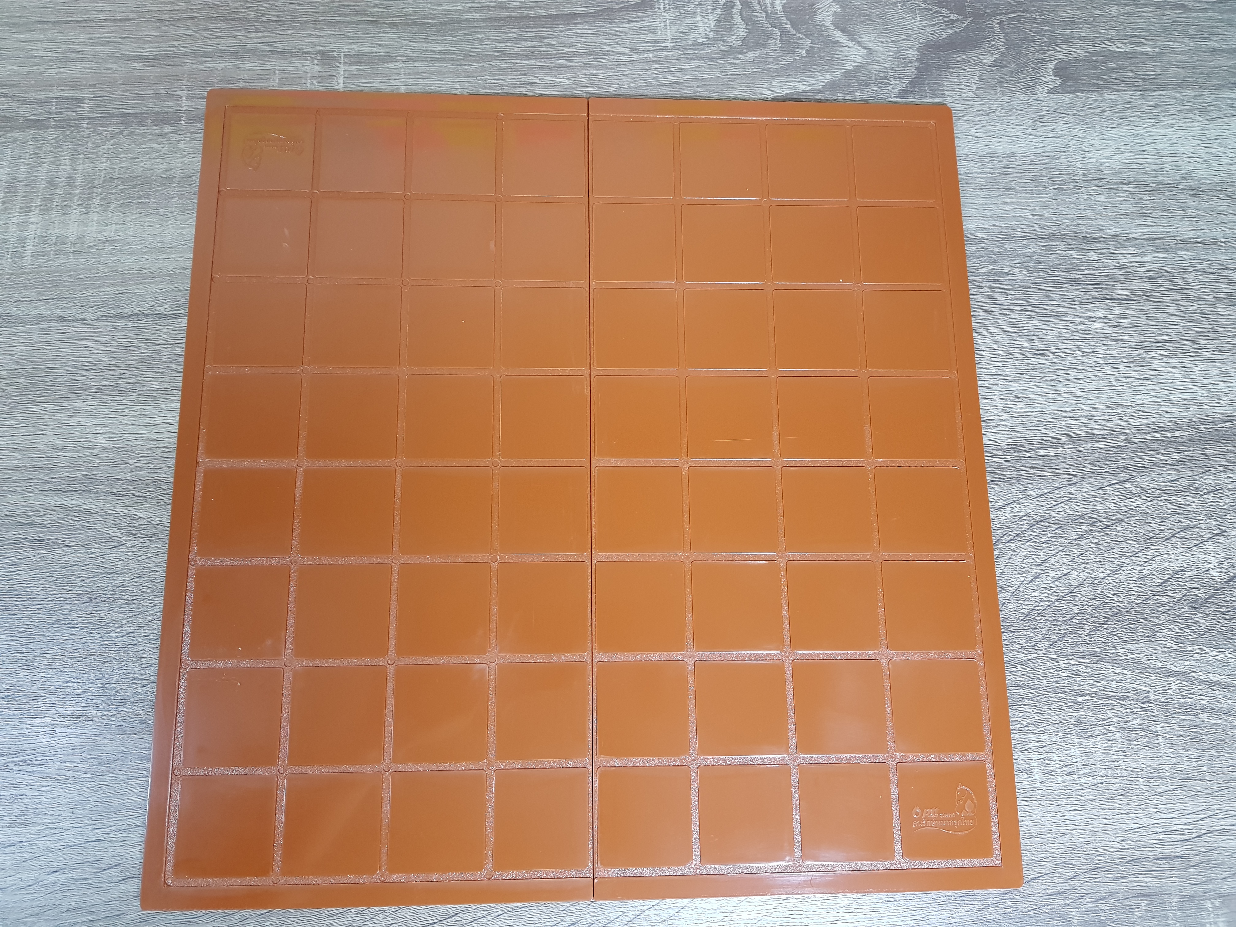 ตัวหมากรุกไทยพลาสติกเกรดพรีเมี่ยมพร้อมกระดานช่อง4x4cm.