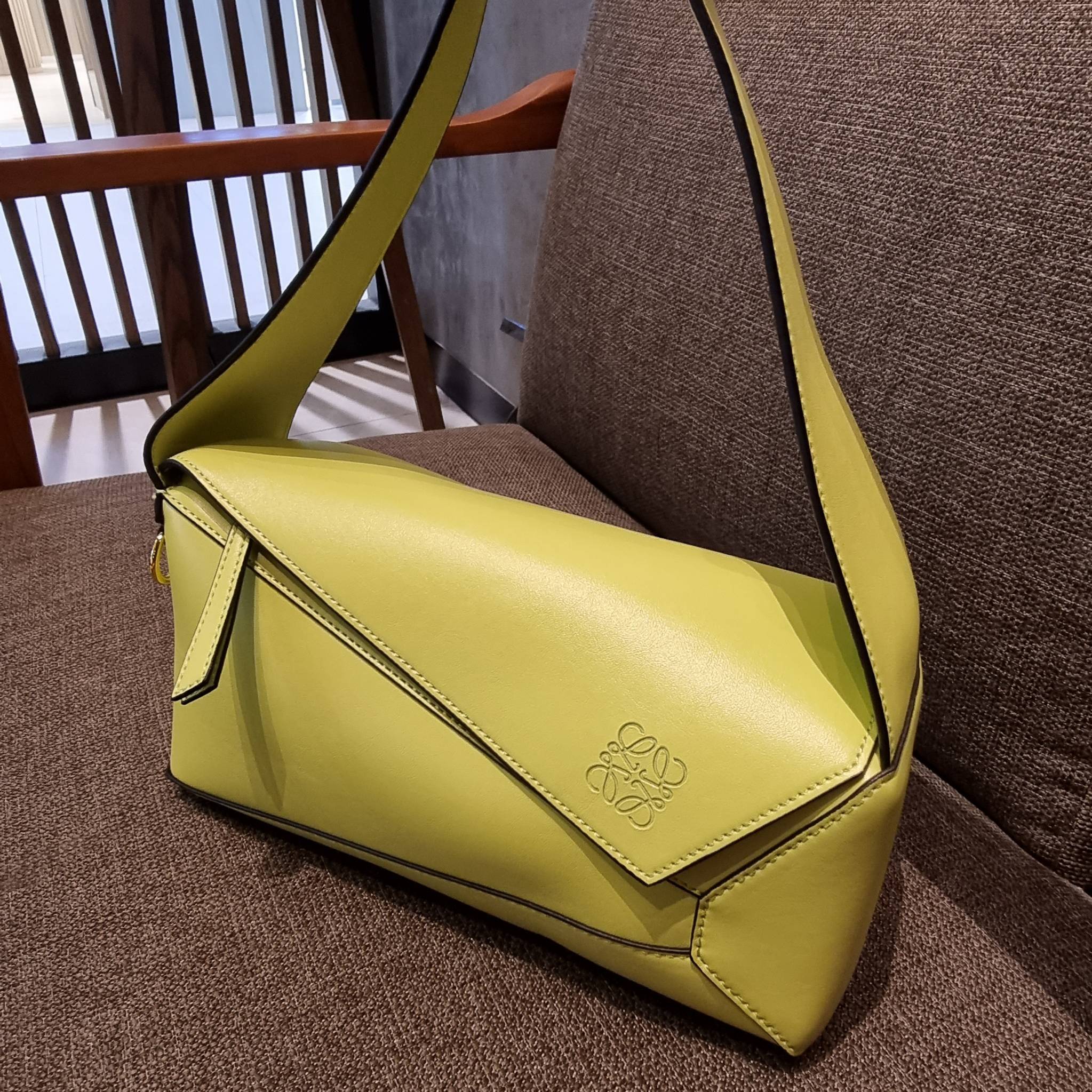LOEWE PUZZLE HOBO BAG ใหม่ล่าสุด กับแบรนด์ที่มีดีไซน์โดดเด่นเป็นเอกลักษณ์ สวยหรูทุกรุ่นจริงๆ!! กระเป๋าสะพายโฮโบ ทรงสวย สไตล์พัซเซิลคลาสสิค วัสดุหนังวัวฟอกสี นิ่มมือ ฟินมาก!! เปิดใช้งานด้วยซิป ที่ภายในโล่งกว้าง ใส่ของสำคัญได้ครบไม่มีพลาด แบบสบายๆ มาพร้อมสา