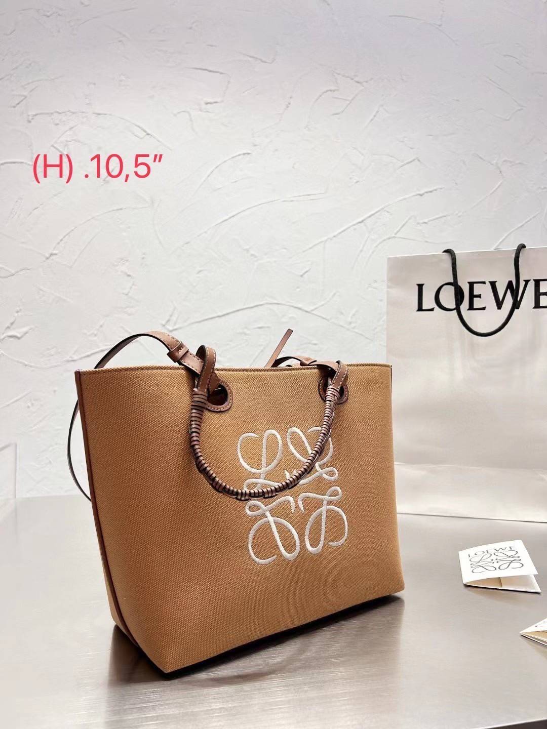 Loewe Jacquard Anagram Canvas Tote Bag / LOEWE HANDLE & SHOULDER BAG / Loewe Tote Bag กระเป๋าทรงโท้ทดีไซน์สุดหรูคงเอกลักษณ์แบรนด์ ภายในโล่งกว้าง ใบใหญ่กำลังดีจุสัมภาระได้เยอะ มาพร้อมหูหิ้วหนัง2แบบให้เลือกใช้ทั้งหูสั้นแบบหนังสานจับถนัดมือ และหูยาวสะพายไหล่