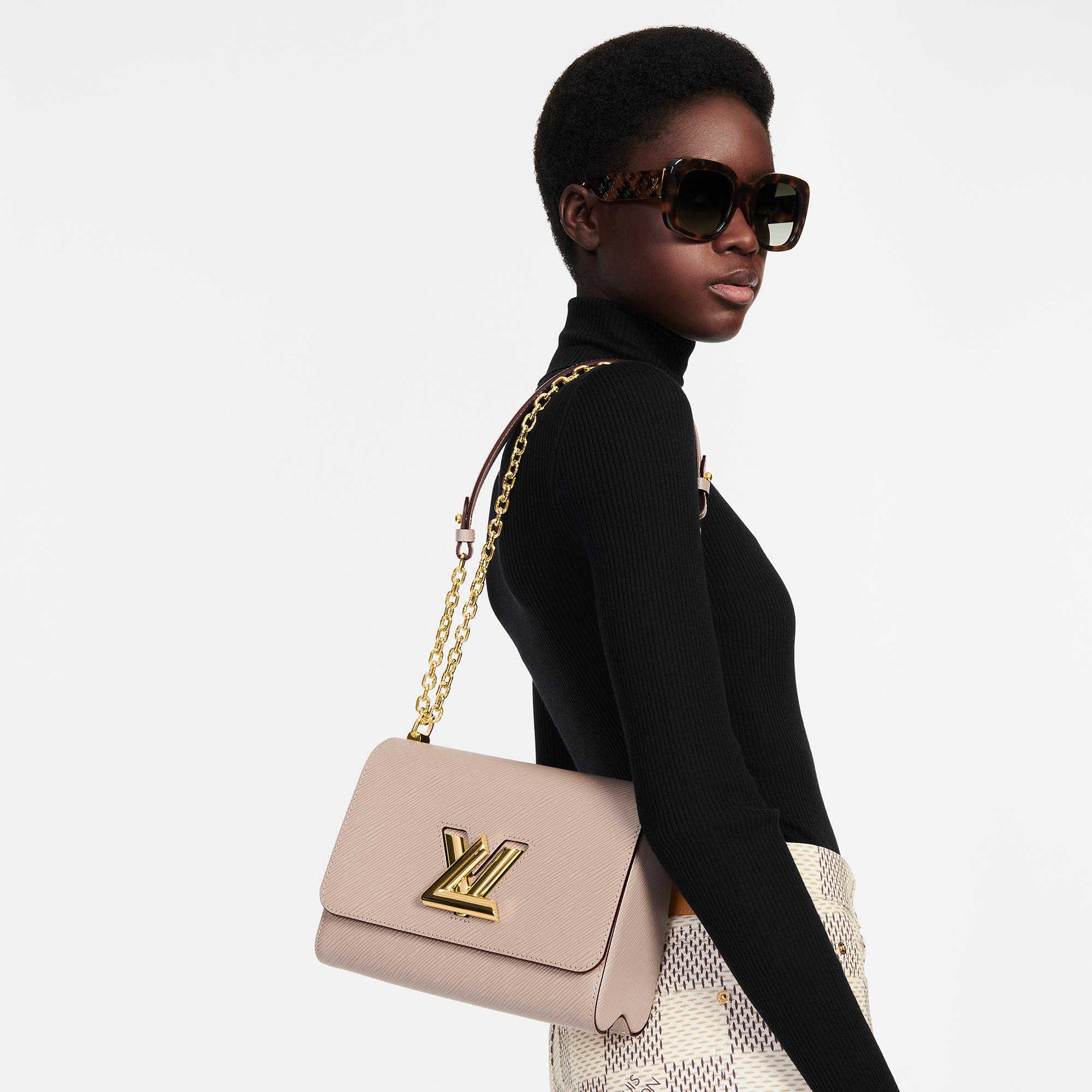 LOUIS VUITTON Twist Shoulder Bag MM / LV Twist MM ที่สุดของความสวยคลาสสิคย้อนยุค กระเป๋าสะพายที่มีลูกเล่น เพิ่มดีเทลให้น่าใช้งาน ด้วยสายสะพายแบบสปอร์ต ที่ปรับเปลี่ยนใช้ได้หลากหลาย วัสดุหนัง epi สวยคม ทนทาน ลวดลายเส้นไม้ แบบไม่มีใครซ้ำ เลิศๆไปอีกกับโลโก้สี