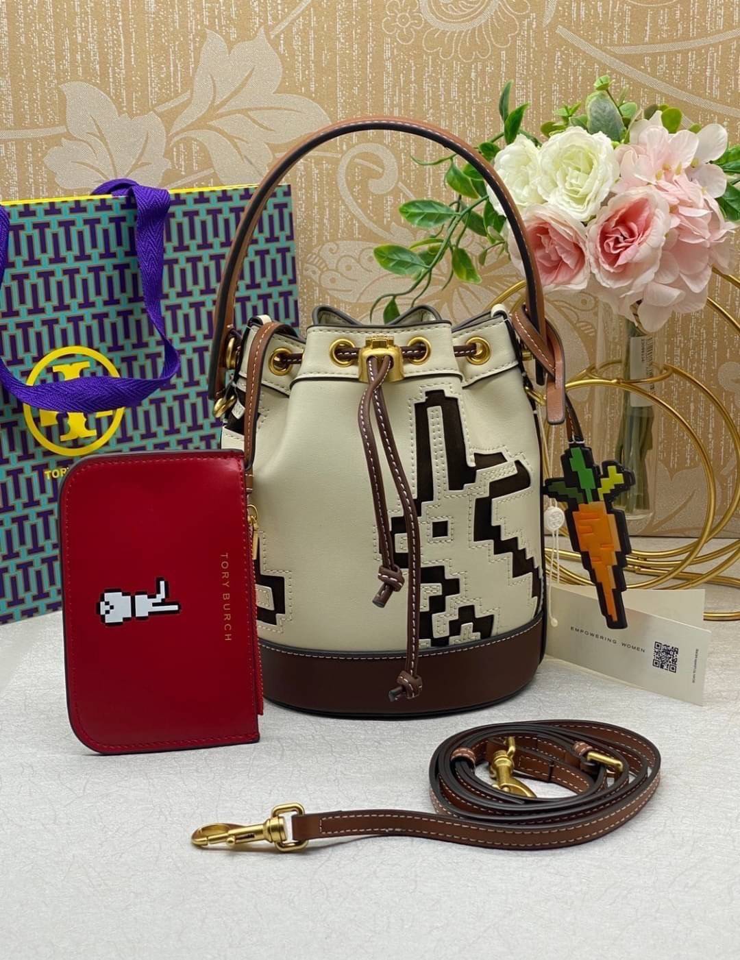 TORY BURCH MINI PIXELATED RABBIT BUCKET BAG 🐇 อดใจยังไงไหว น่ารักขนาดนี้ 🥕🥕 คอลเลคชั่นสุดเด็ดของปีนี้ น้องกระต่ายสุดน่ารัก กระเป๋าทรงบักเก็ตรุ่นยอดนิยม