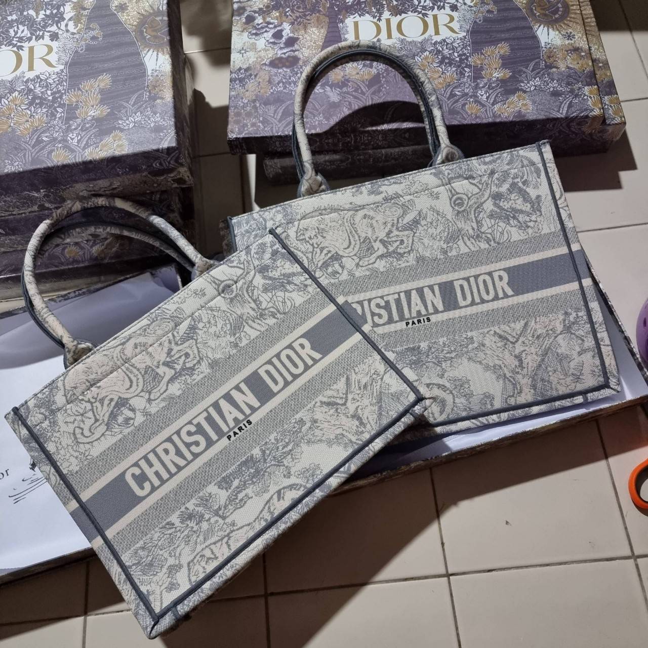 VIP 】HOT ARRIVAL!! DIOR CD SHOPPING BAG WITH GWP กระเป๋าทรงช้อปปิ้งใบใหญ่ จุใจ!! พรีเมี่ยมกิ๊ฟรุ่นดับเบิ้ลฮอต ดีไซน์คลาสสิควินเทจ สวยหรู วัสดุผ้าแคนวาสลายกราฟฟิค ภายในโล่งกว้างมากๆ ใส่ของจุสุดๆ โน้ตบุ้ค ไอแพด กระเป๋าสตางค์ มือถือ หรือเสื้อผ้ายังได้ สะพายค