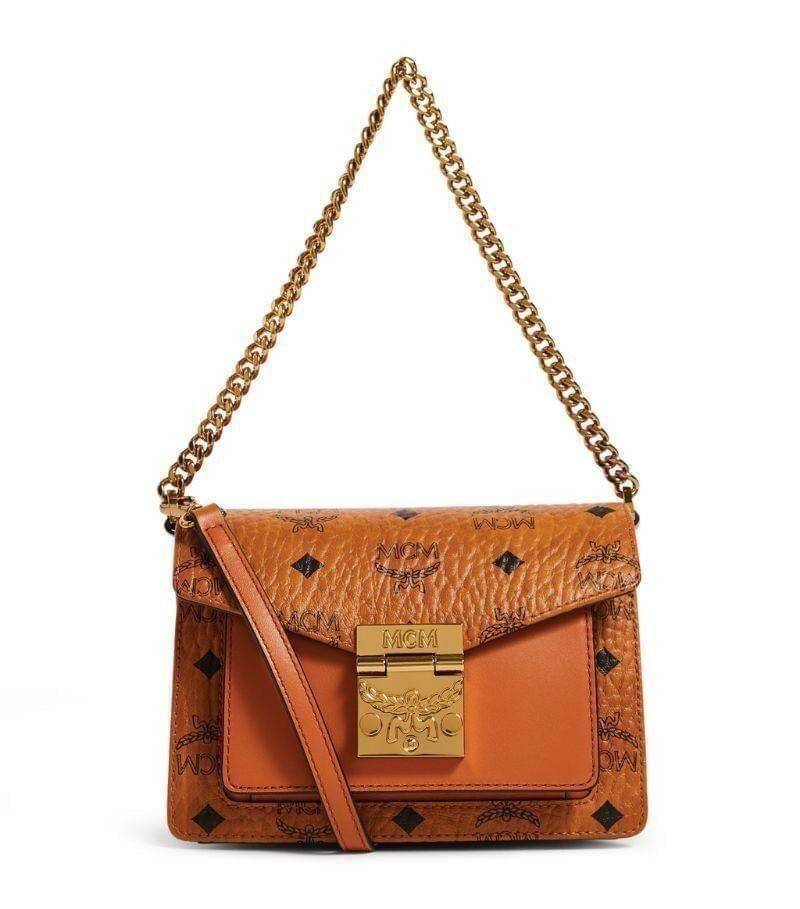 M.C.M MINI PATRICIA CROSSBODY IN VISETOS กระเป๋าสะพายไซส์มินิ เล็กๆแต่ดีเทลยิ่งใหญ่!! เป็นอีกหนึ่งรุ่นที่หรูเกินตัว ด้วยดีไซน์และขนาดพอเหมาะ สาวๆต้องปลื้มแน่นอนใบนี้ วัสดุหนังแคนวาสคุณภาพดีสลับหนังแท้ เปิด-ปิดด้วยตัวกดล็อคอะไหล่ทองสุดหรู ภายในเป็นหนังกลับ