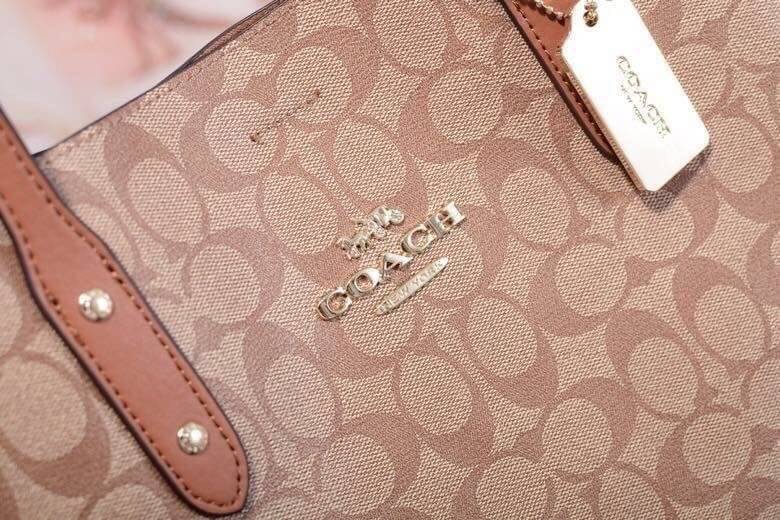 รุ่นยอดนิยม COACH TOWNTOTE IN SIGNATURE CANVAS F76636 กลับใช้ได้ทั้งสองด้าน ใบขนาดใหญ่จุใจ ใส่ของได้เยอะมากกก เป็นรุ่นที่สวยตลอดกาล ควรมีติดตู้ไว้เลยค่าา