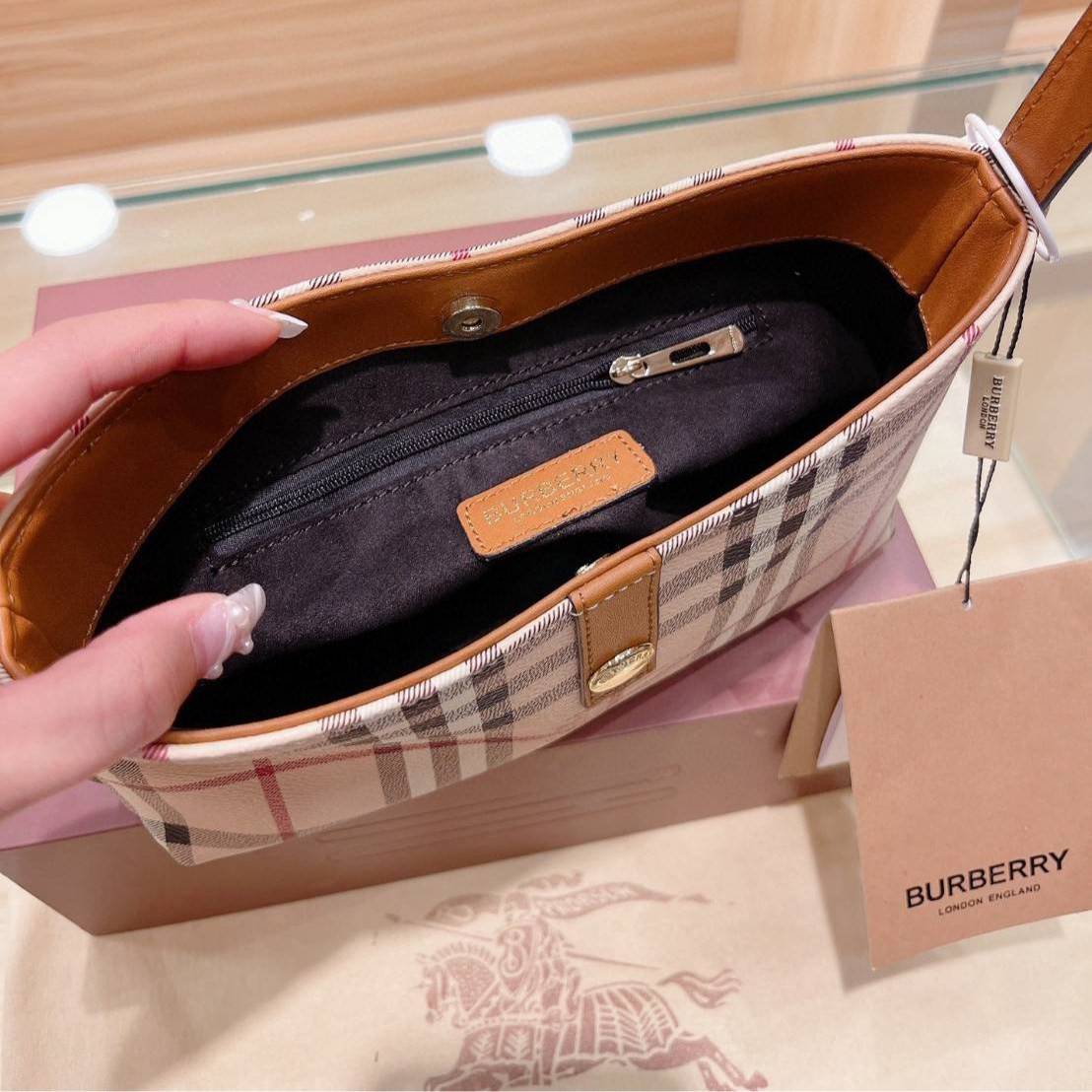 BURBERRY VINTAGE BAG VIP GIFT WITH PURCHASE (GWP) พรีเมี่ยมกิ๊ฟ Limited Edition จากBURBERRY วัสดุหนังPVC หนังนิ่ม กระเป๋าสะพายไหล่ทรงสวย เปิดปิดด้วยกระดุมแม่เหล็กด้านใน ภายในมีช่องใส่ของโล่งกว้าง พร้อมช่องซิปอีกหนึ่งช่อง สามารถใส่มือถือ กระเป๋าสตางค์ยาว ข