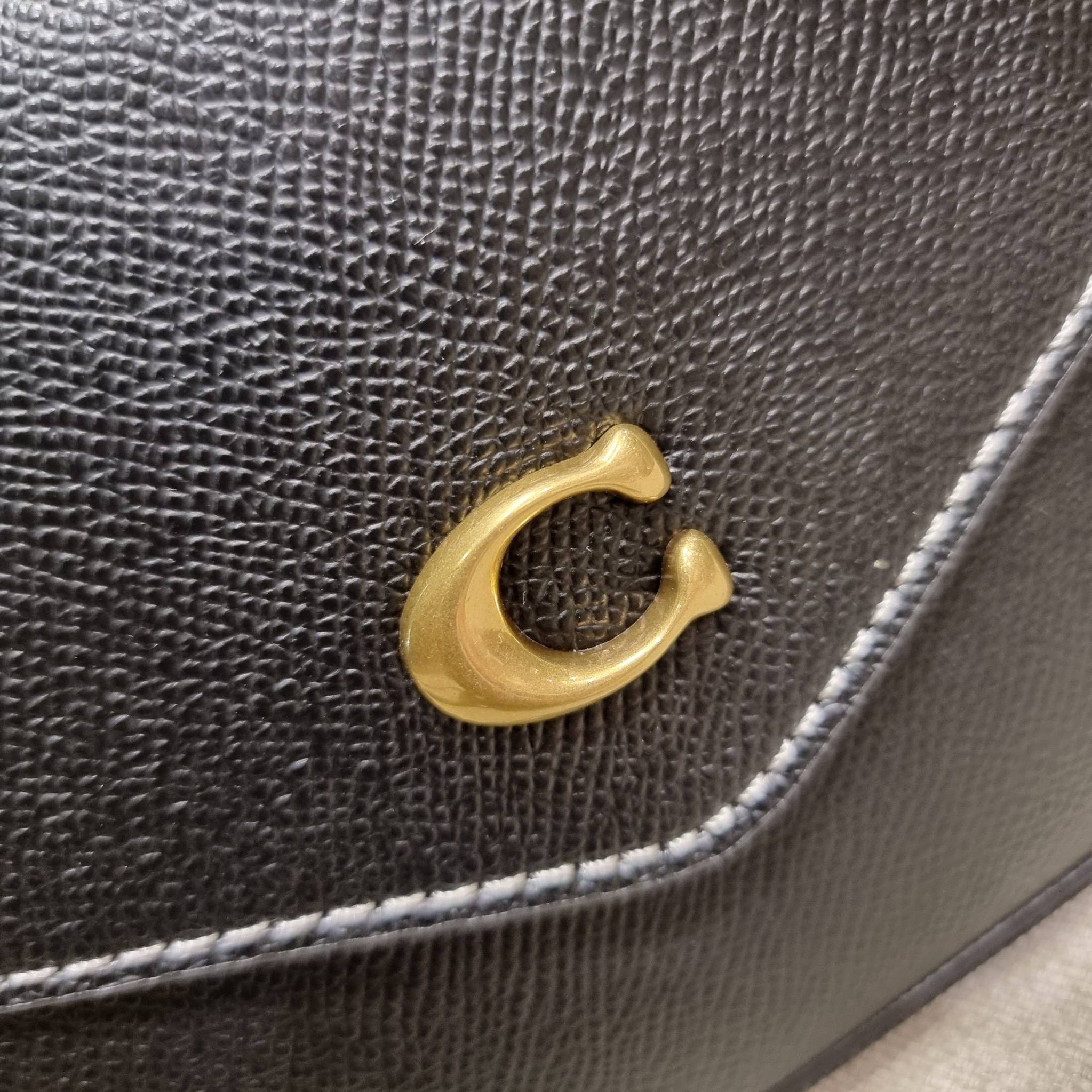 COACH C8439 WYNN CROSSBODY ใหม่ล่าสุด พร้อมเสิร์ฟความหรู ดูดีแบบน้อยแต่มาก กระเป๋าสะพายครอสบอดี้ ที่ซ่อนดีเทลดีงาม มีช่องเสียบบัตรแยกใช้ได้ หรือจะใส่ไว้ในกระเป๋า เพื่อแบ่งสัดส่วนให้ดูน่าใช้ วัสดุหนังวัวลายเกรน เส้นคมสวย เปิด-ปิดด้วยกระดุมแม่เหล็ก สะดวกใช้