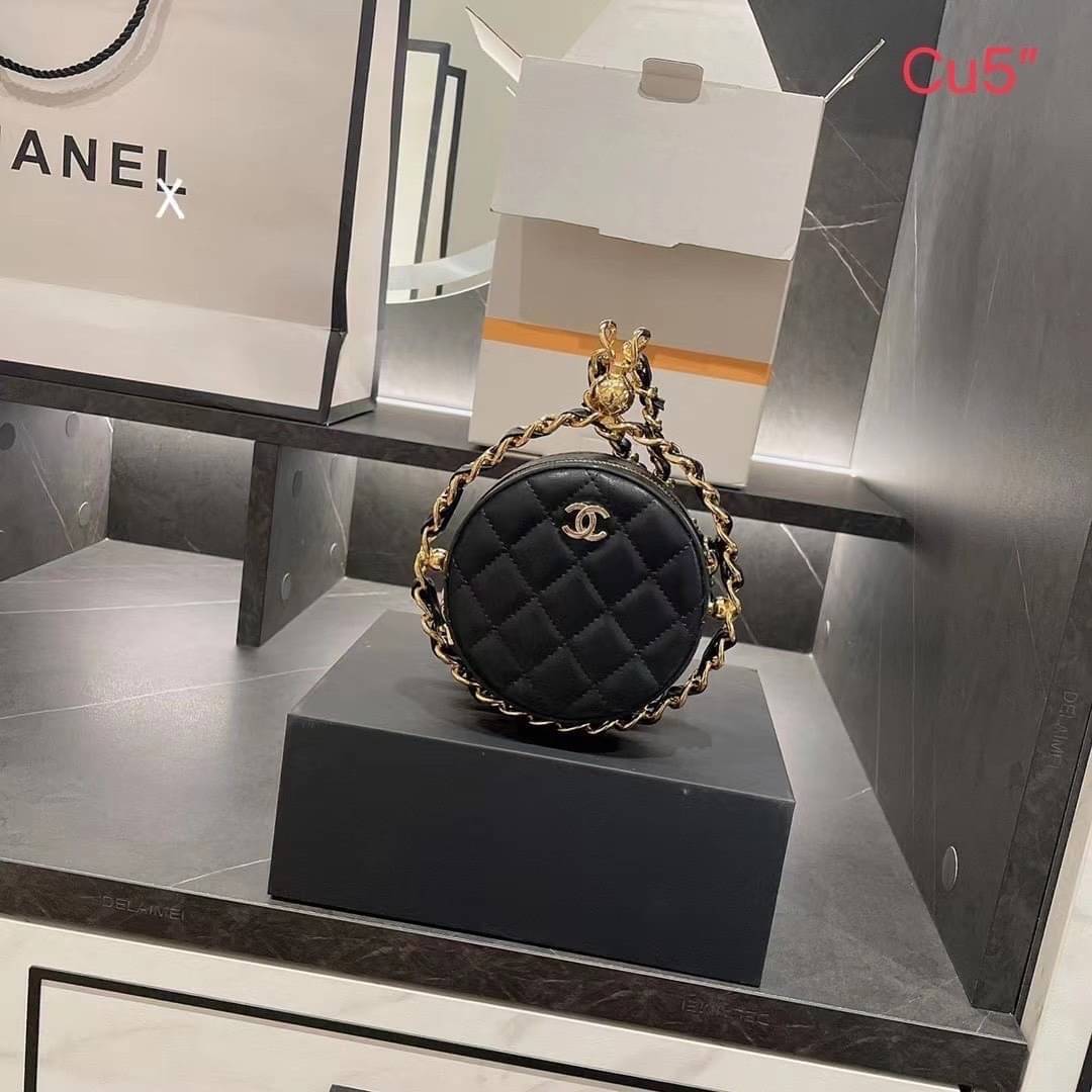 Chanel Round Clutch On Chain / CHANEL Mini Round Bag กระเป๋ามินิใบเล็กน่ารัก โดดเด่นด้วยรูปทรงกลมสุดชิค ตอบโจทย์และครองใจสาวๆ ได้อย่างแท้จริง