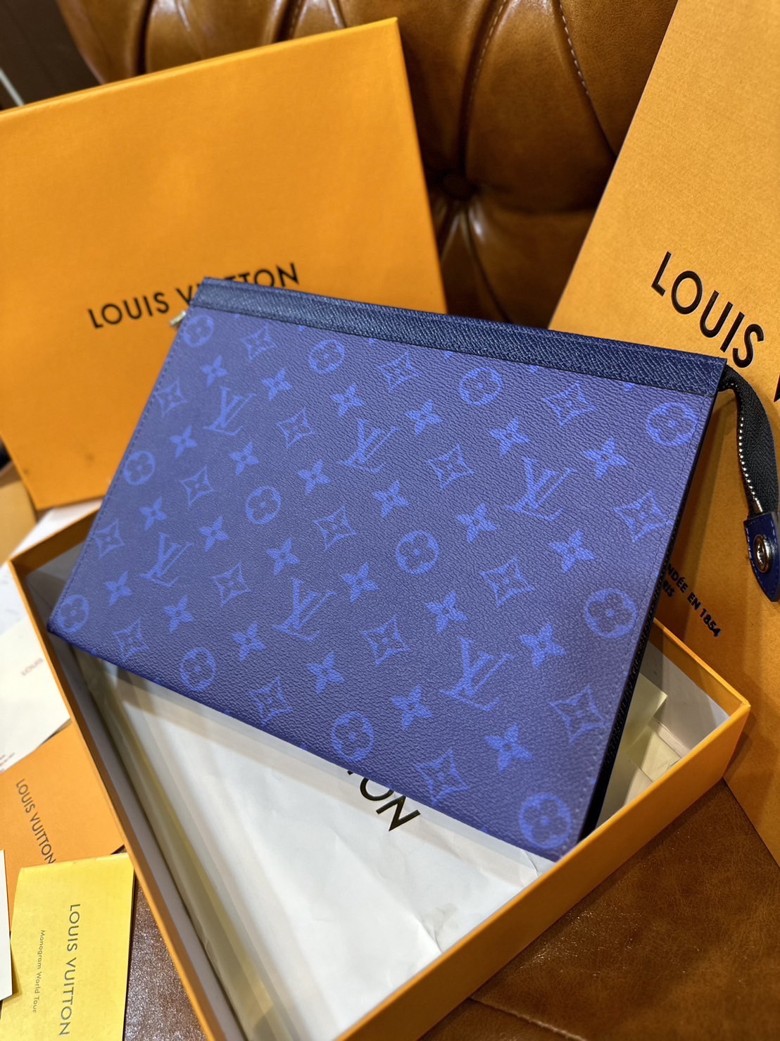พร้อมส่ง LV Pochette Voyage MM / LV Clutch กระเป๋าถือทรงคลัช ทรงพอช เกรดออริ สลับแท้ 1:1 ใช้ต่างประเทศได้ ใช้ได้ทั้งชายหญิง
