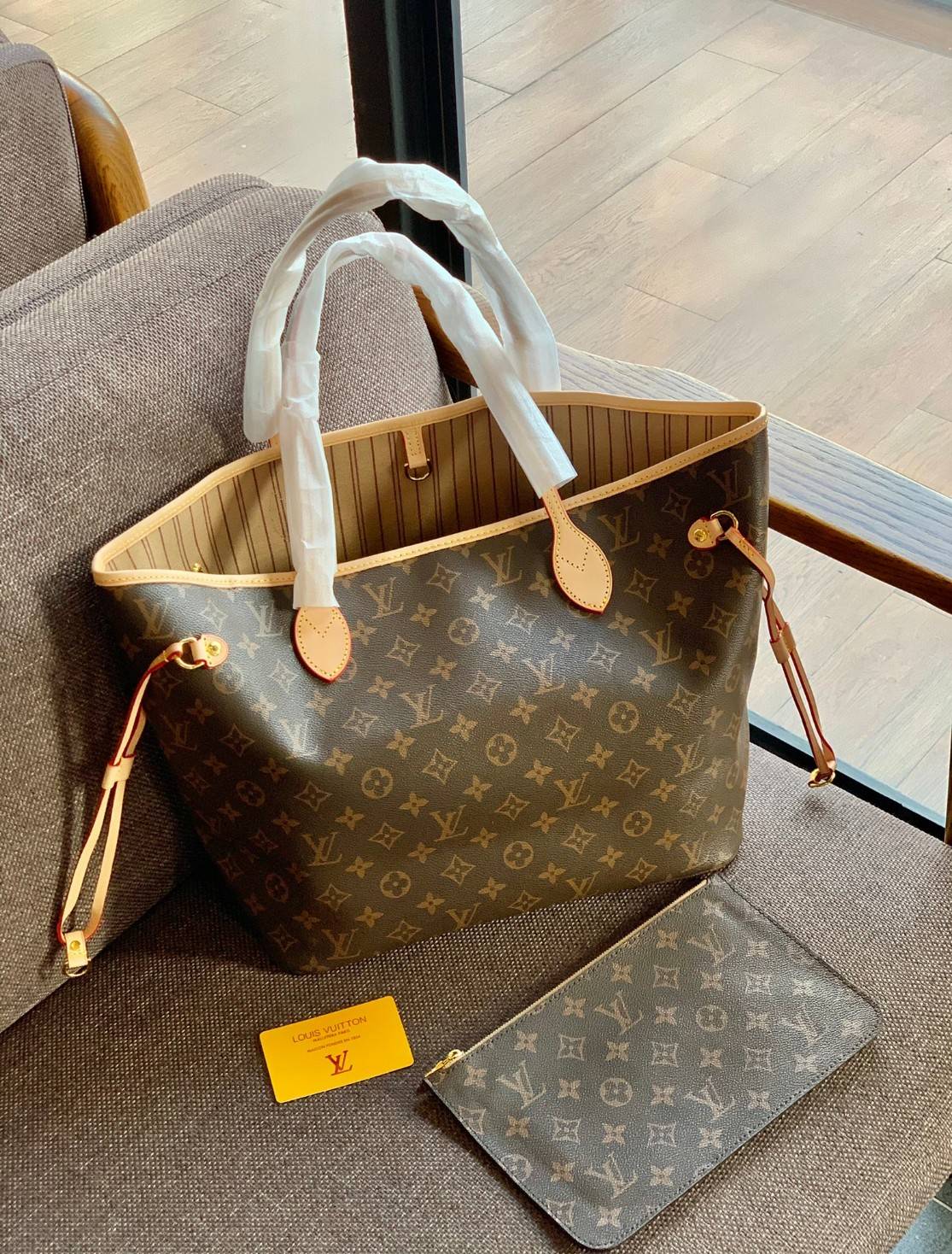 VIP 】LOUIS VUITTON NEVERFULL MM พร้อมส่ง มาพร้อมใบลูก สุดคุ้มค่าา❗️ กระเป๋าหิ้ว//คล้องไหล่ ใบใหญ่ ทรงสุดฮิตจาก LV premium gift เคาเตอร์ ตปท. หนังแท้ นิ่มลายLV ทั้งใบสวยงามค่ะ ปากกระเป๋ามีตัวคล้อง ภายในกระเป๋กว้างมากๆ สาวๆที่สัมภาระเยอะหายห่วงเลยค่ะ