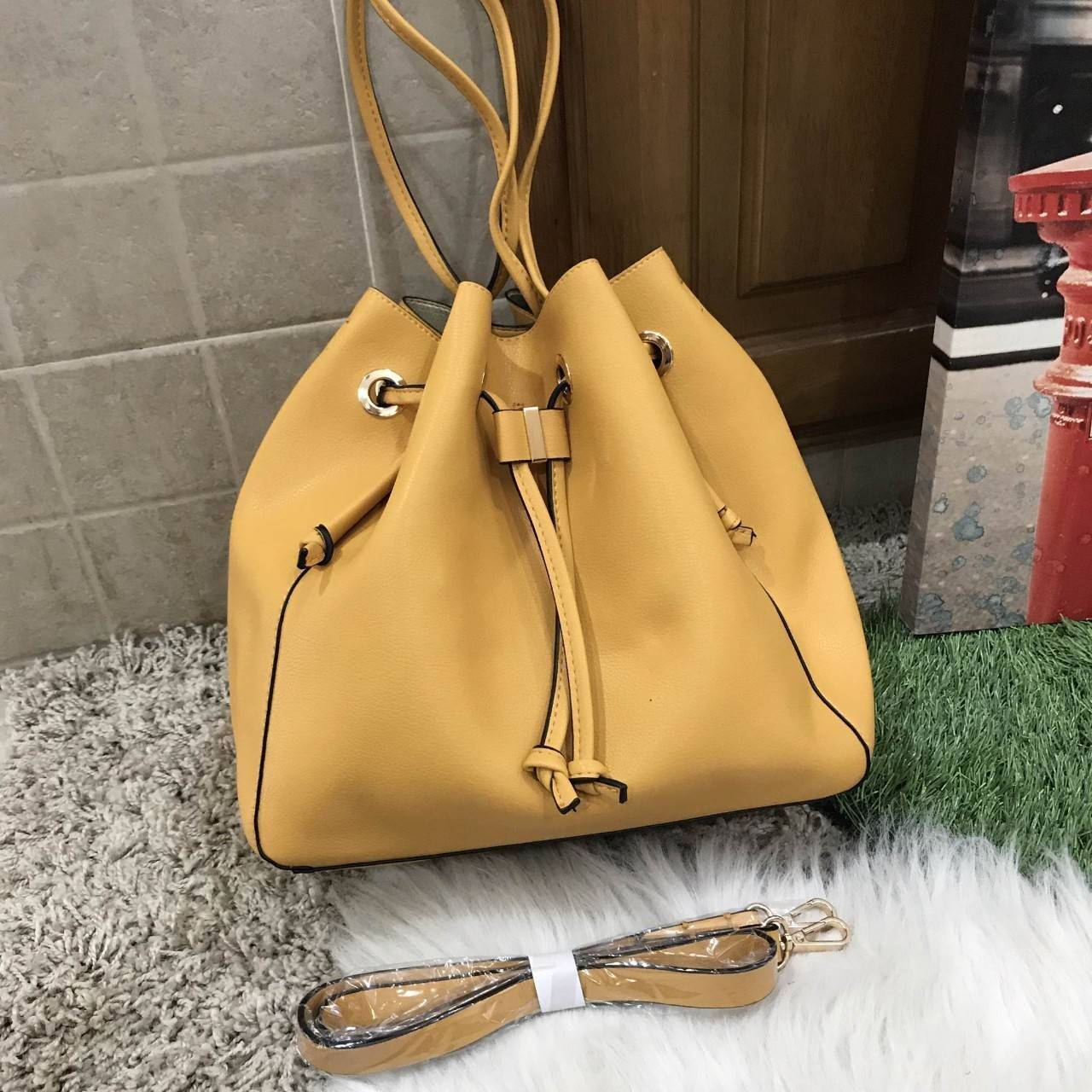 Zara bucket bag crossbody ใหม่ล่าสุดจากแบรนด์ Zara กระเป๋าสะพายทรง bucket สีสด หนังนุ่มมากกกก เนื้อดี สามารถสะพายได้ 2 แบบค่ะ แบบแรก shoulder bag ขนาดพอดีไหล่ และแบบที่สอง กระเป๋าสายยาวสามารถสะพายไหล่หรือ cross body ก็ได้ มีสายสะพายยาวมาให้สามารถถอดออกได้