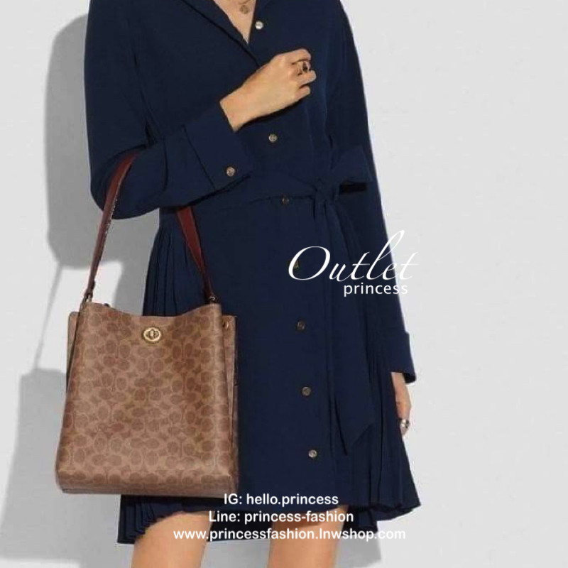 Coach Signature Canvas Print Charlie Bucket Bag New Item in outlet store!! กระเป๋าทรงขนมจีบสวย โดดเด่นด้วยลาย signature สามารถสะพายเป็น crossbody ได้ โดยสายสามารถปรับระดับได้ ภายในมีช่องใหญ่ 2 ช่อง เปิด เปิดปิดด้วยกระดุมแม่เหล็ก ภายในกว้าง กระเป๋าขนาดใหญ่