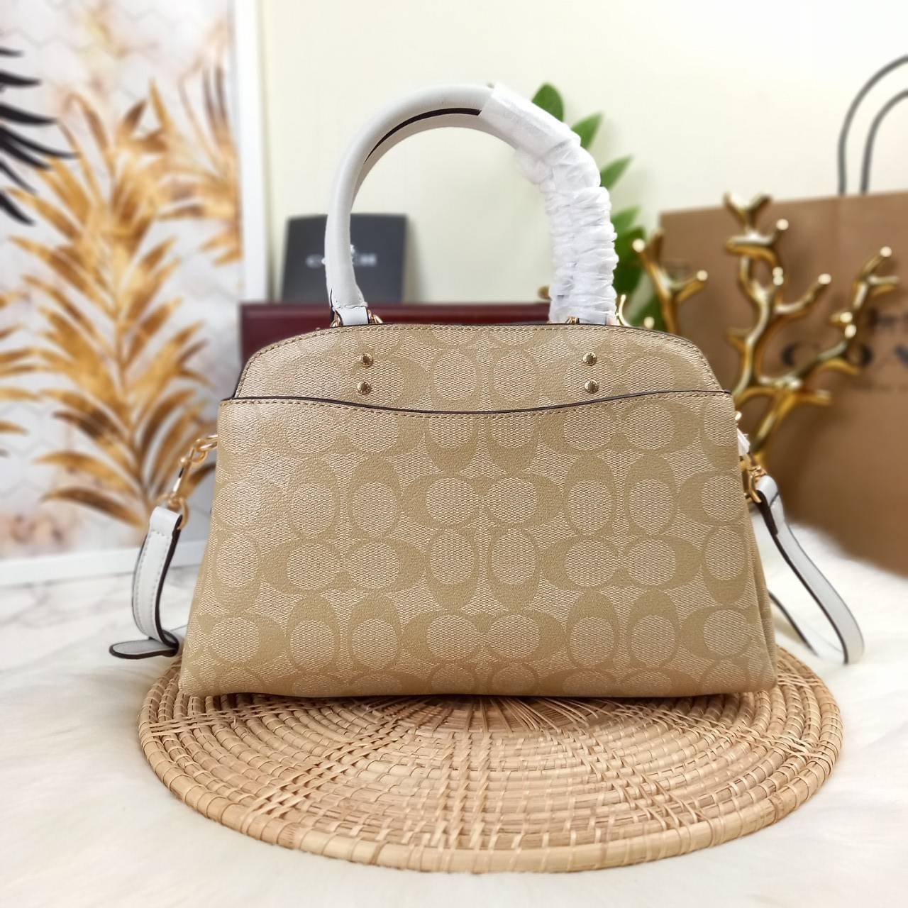 หัวใจจะวาย!! ละมุนมาก ลุคคุณหนูสุดๆ COACH MINI LILLIE CARRYALL (COACH F91494)🌺 ใช้ดีจนต้องบอกต่อ อีกแล้วจ้า ใครๆก็ถามหา😍>>>ทรงถัง รุ่นใหม่ 10 นิ้ว ขนาดกำลังดี เหมาะมือมาก มี 3 ช่องด้านใน ช่องกลาง เปิด-ปิด ด้วยซิป ส่วน 2 ช่องด้านข้
