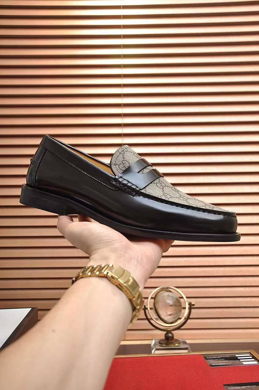 GUCCI Loafers for Men เกรดออริจินอล รองเท้าโลฟเฟอร์กุชชี่ ให้ลุคดูภูมิฐาน หรูหรา เข้ากับทุกชุด ทุกโอกาส วัสดุหนังแท้และแคนวาสอย่างดี ใส่สบาย ไม่กัดเท้า บล็อคมาตรฐาน 1:1 เป็นรองเท้าที่คุณผู้ชายควรมีติดตู้ภาพถ่ายจากงานขายจริง ใช้งานต่างประเทศได้