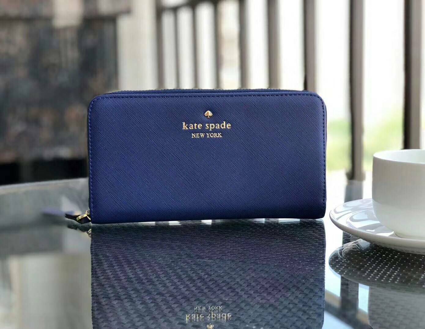 KATE SPADE LONG WALLET กระเป๋าสตางค์ใบยาวรุ่นใหม่ล่าสุดหนัง Saffiano สไตล์ PRADA สวยน่าใช้ ภายในมีช่องซิป1ช่อง และช่องใส่บัตรหลายช่อง ใส่เหรียญ บัตรได้เยอะ ตัวจริงสวยน่าใช้มากค่ะ