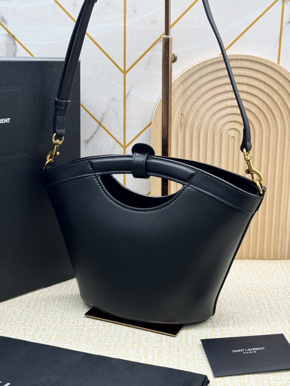 YSL CELIA MINI TOTE IN SMOOTH LEATHER / YSL Bucket Bag กระเป๋าสะพายทรงโท้ทมือจับในตัว รุ่นใหม่ทันสมัย งานหนังเต็มใบ เกรดออริ 1:1 ใช้งานต่างประเทศได้