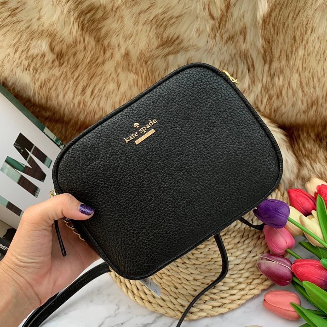 ของแท้ 💯% Kate spade New York mini shoulder bag กระเป๋าสะพายหนังนิ่ม สวยอยู่ทรง ด้านหน้าประดับโลโก้แบรนด์ อะไหล่ทอง น้ำหนักเบา มี2ช่องซิป แยกเป็นสัดส่วน ภายในมีช่องซิป 1 ช่อง และช่องใส่ของจุกจิก 1ช่อง จุของได้เยอะ สายสะพายปรับระดับได้ค่ะ