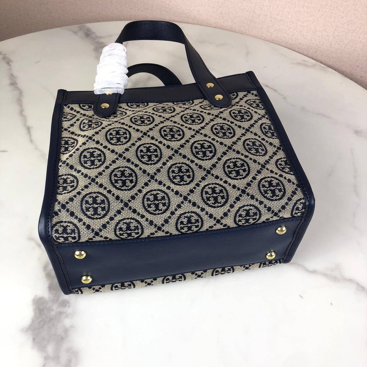 กระเป๋าถือ หรือสะพาย TORY BURCH เปิด - ปิดกระเป๋าด้วยกระดุมแม่เหล็ก ด้านในมีช่องใส่ของ 1 ช่อง และช่องซิป 1 ช่อง มาพร้อมสายสะพายยาว สามารถถอดและปรับได้ Free Size ค่ะ