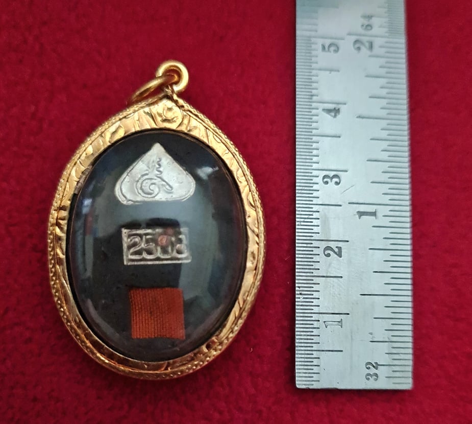 ล็อกเก็ตร.9ทรงผนวช พื้นสีเหลือง เลี่ยมทองไมครอนค่ะ