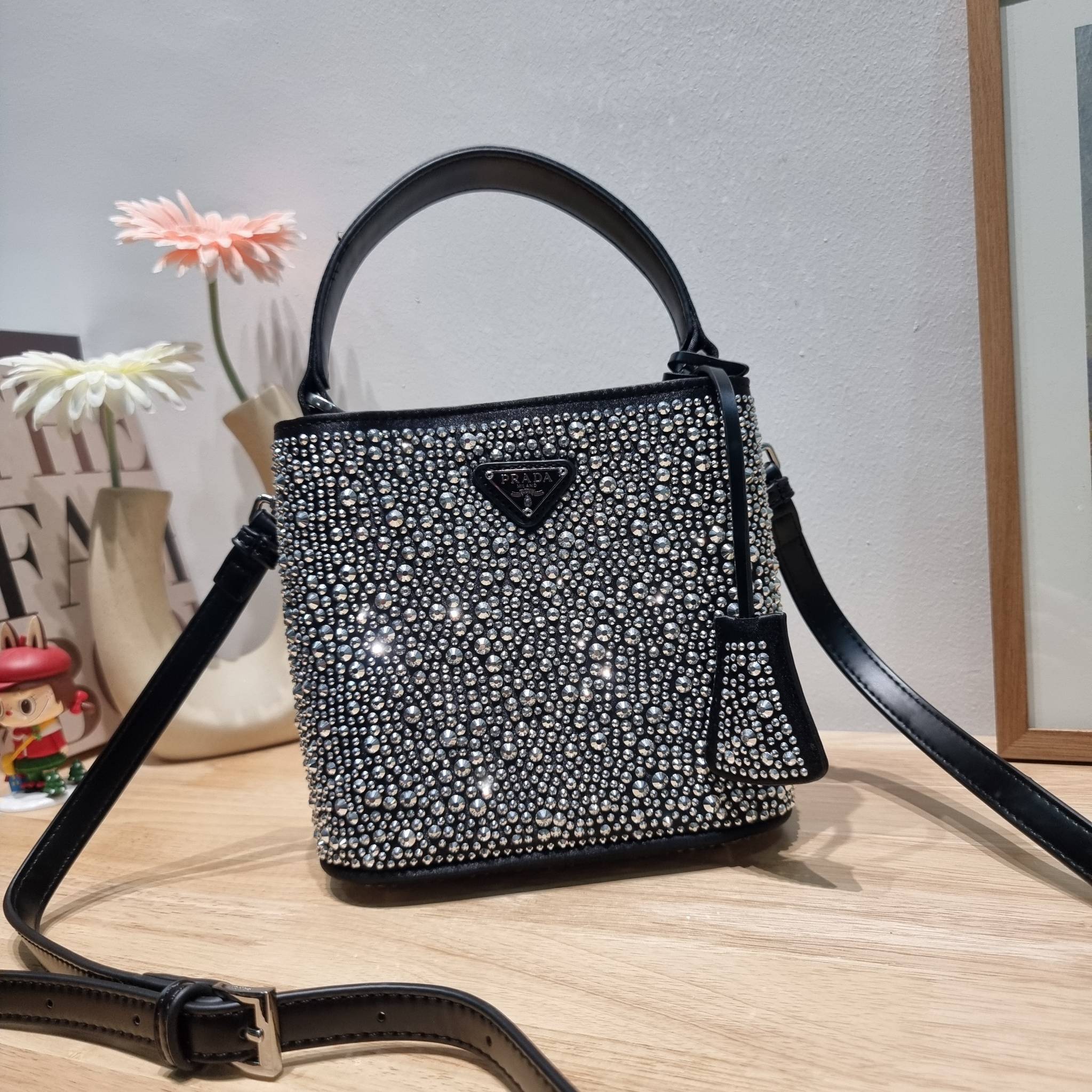 PRADA SMALL PANIER CRYSTAL EMBELLISHED TOTE BAG กระเป๋าสะพายทรงโท้ท ไซส์กำลังสวย หรูหรา โดดเด่น ถือออกงานก็ดูระยิบระยับเล่นแสง ทำให้ดูดีมีราคา มีสายคล้องในตัวและสายสะพายข้าง