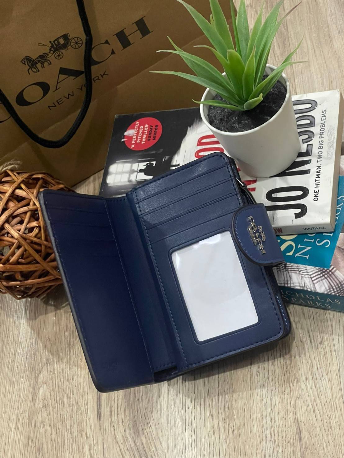 COACH MEDIUM CORNER ZIP WALLET IN SIGNATURE CANVAS กระเป๋าสตางค์ขนาดกลางที่ถือว่าเป็นไอเทม Must Have ของทุกเพศทุกวัยที่ต้องพกติดตัวไว้ตลอดเวลา เพราะนอกจากจะช่วยจัดเก็บเงิน บัตรประชาชน บัตรเครดิตและต่าง ๆ ให้เป็นระเบียบเรียบร้อยยังต้องคำนึงถึงประโยชน์ใช้สอ