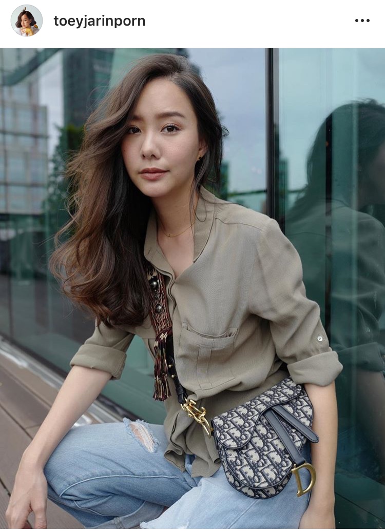 หนังแท้ VIP GIFT CHRISTIAN DIOR Calfskin Saddle Bag สีพื้นหนังเรียบหรู ดูดี ก็ต้องไอเท็มนี้ไม่อยากให้พลาด!! สะพายหนังสุดคลาสสิก สวยหรูดูแพงมากๆ สวยเลิศ ใบจริงน่าใช้เกินเบอร์มากจริงๆ งานเลิศๆในราคาสุดคุ้มสาวๆ must have จ้า!! ภาพถ่ายจากสินค้าจริง! สวยมาก พร