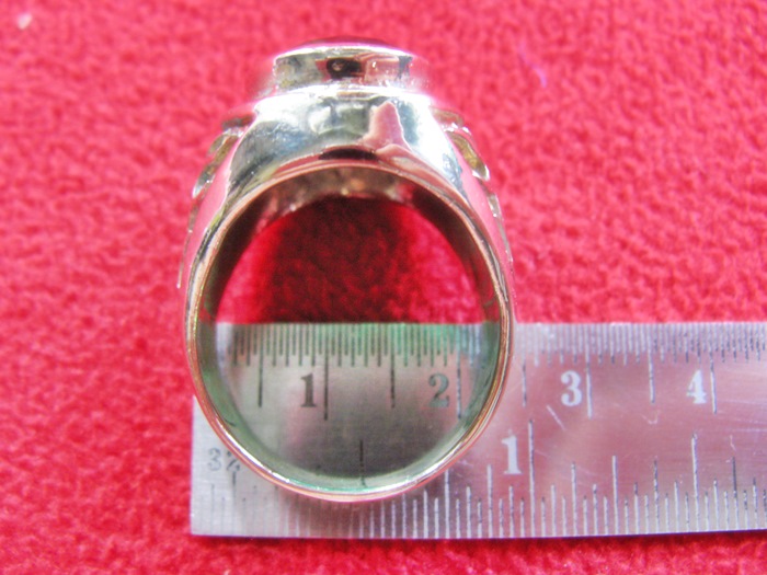 สินค้าหมดค่ะ แหวนพลอยมรกตเนื้อทองขาว ด้านข้างลายมังกร(ราศีพฤษภ)ค่ะ