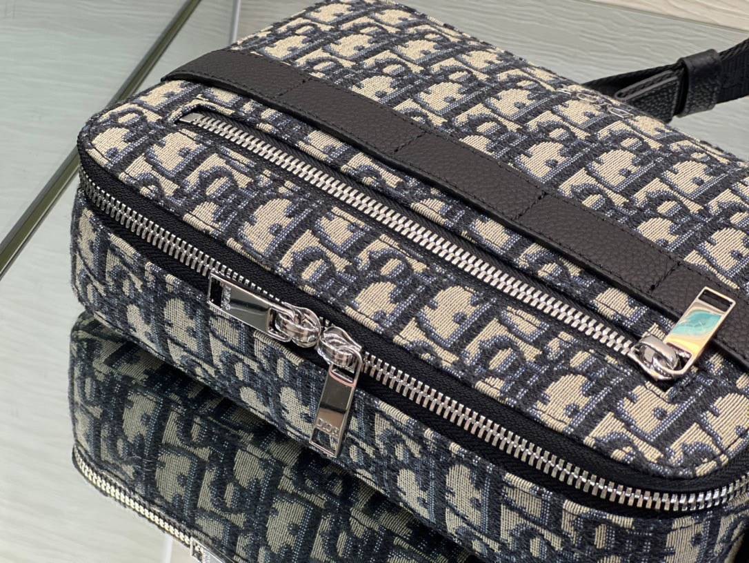 หนังแท้ DIOR SAFARI MESSENGER BAG / Dior crossbody Beige and Black Dior Oblique Jacquard พร้อมส่งที่ไทย งานหนังแท้และผ้าแจ็คการ์ดเกรดออริจินอล ภาพสินค้าถ่ายจากงานขายจริง ใช้งานต่างประเทศได้