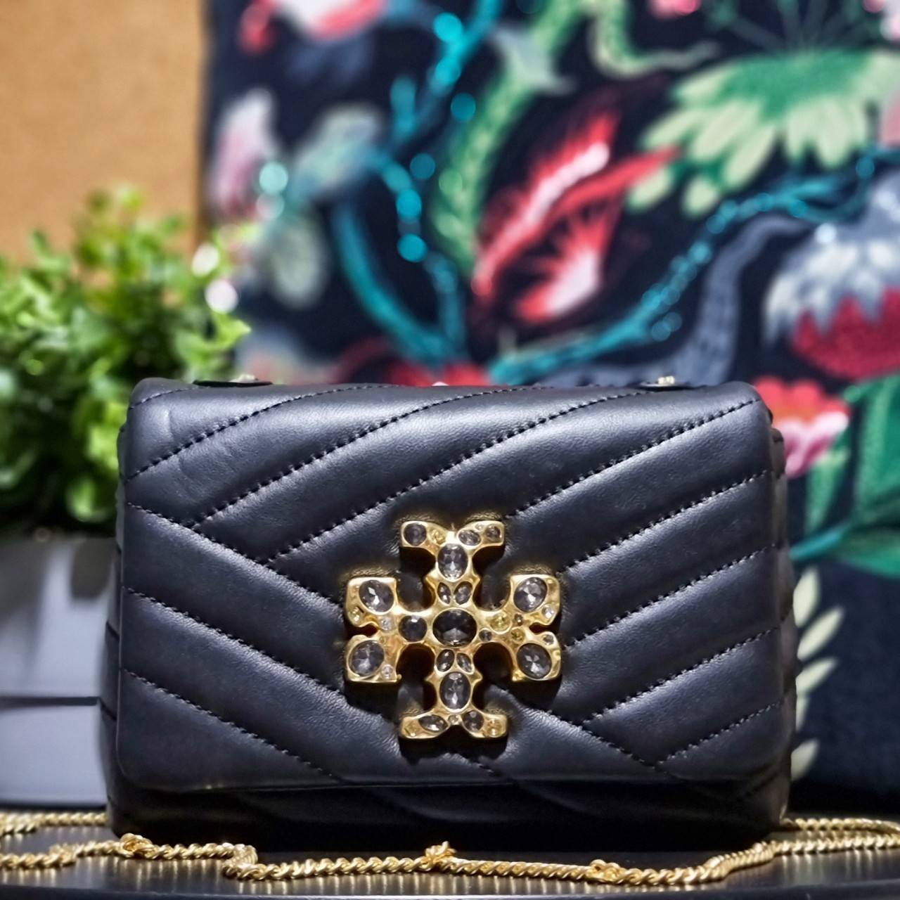 TORY BURCH KIRA CHEVRON EMBELLISHED LOGO MINI BAG ตามคำเรียกร้องจ้า!! ไซส์มินิ สะดวกใช้ พกพาง่าย สไตล์คุณหนู!! กระเป๋าสะพายข้าง ดีไซน์ทรงคลาสสิค โดดเด่นด้วยโลโก้ดีไซน์ประดับเม็ดสี เพิ่มมูลค่าและดึงดูดสายตามากขึ้น วัสดุหนังแกะ สัมผัสนิ่มมือ เปิด-ปิดด้วยกระ
