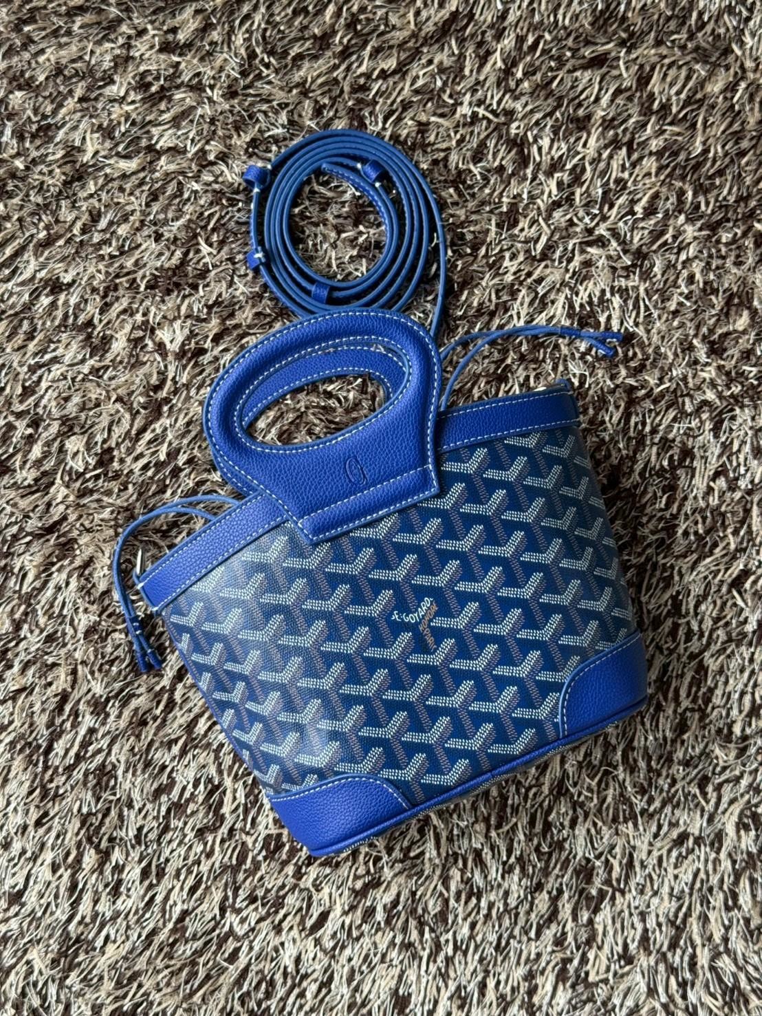 Goyard Beluga Mini Bag กระเป๋าสะพายทรงบัคเก็ต หูจับในตัว ภายในเป็นเชือกรูด น่ารักเกินต้าน เหมาะมากกับสาวๆสายแต่งตัวน่ารัก ขนาดกำลังพอดีไม่เล็กไม่ใหญ่เกินไป ควรมีมากค่า